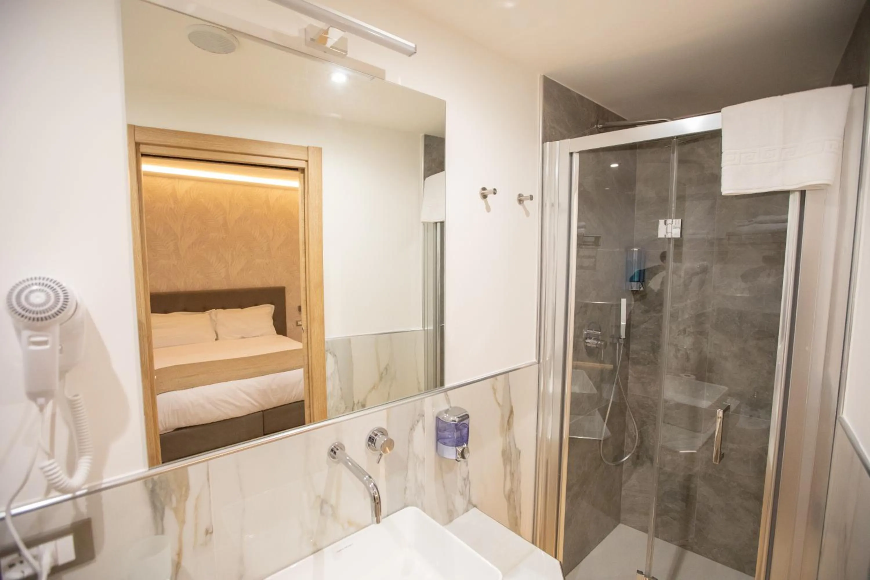 Shower in Hotel Maximus