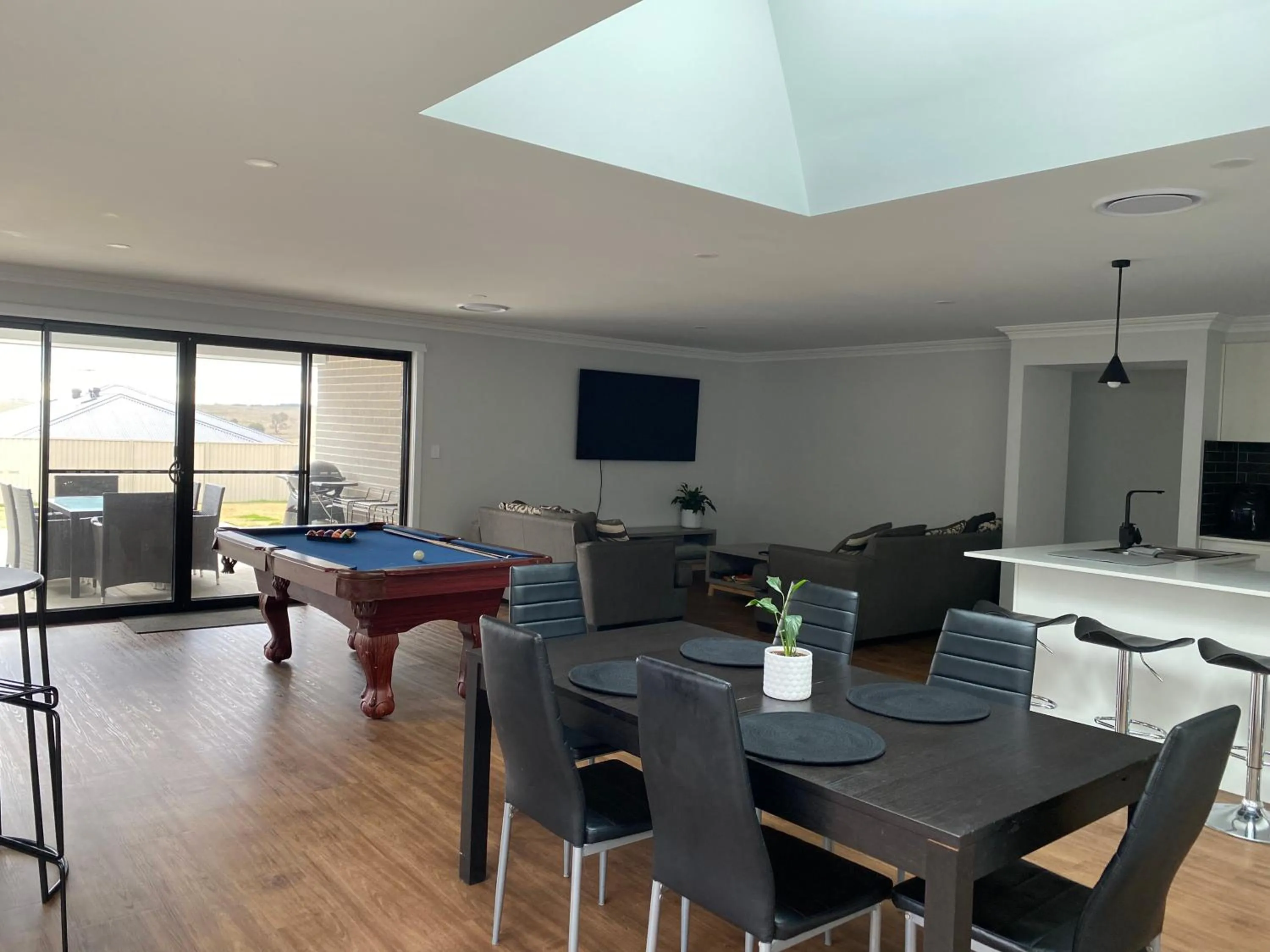 Communal lounge/ TV room in Entire 4 bedroom home on Connolly in Bathurst