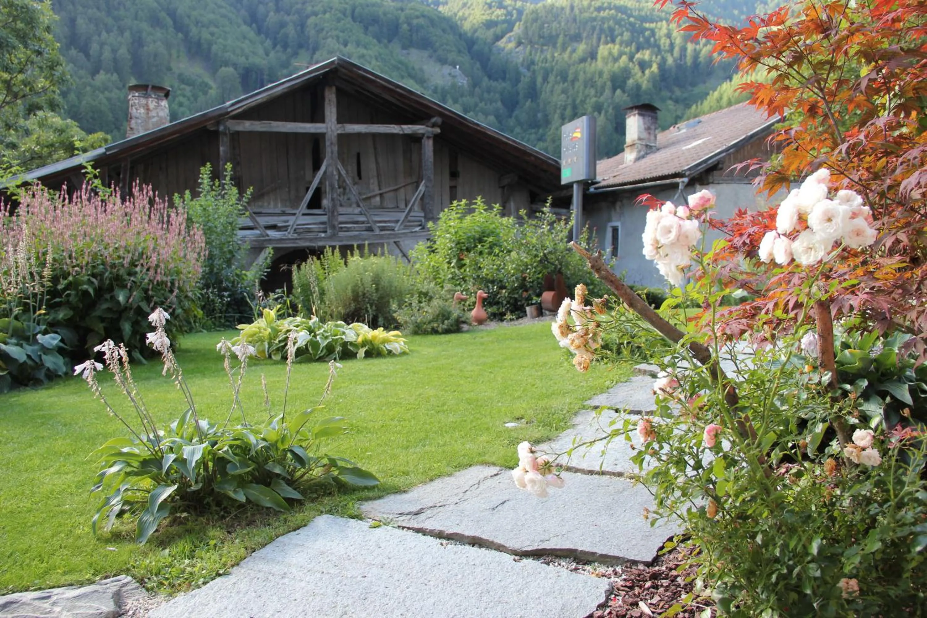 Garden view in Aparthotel Garni Haus Hubertus