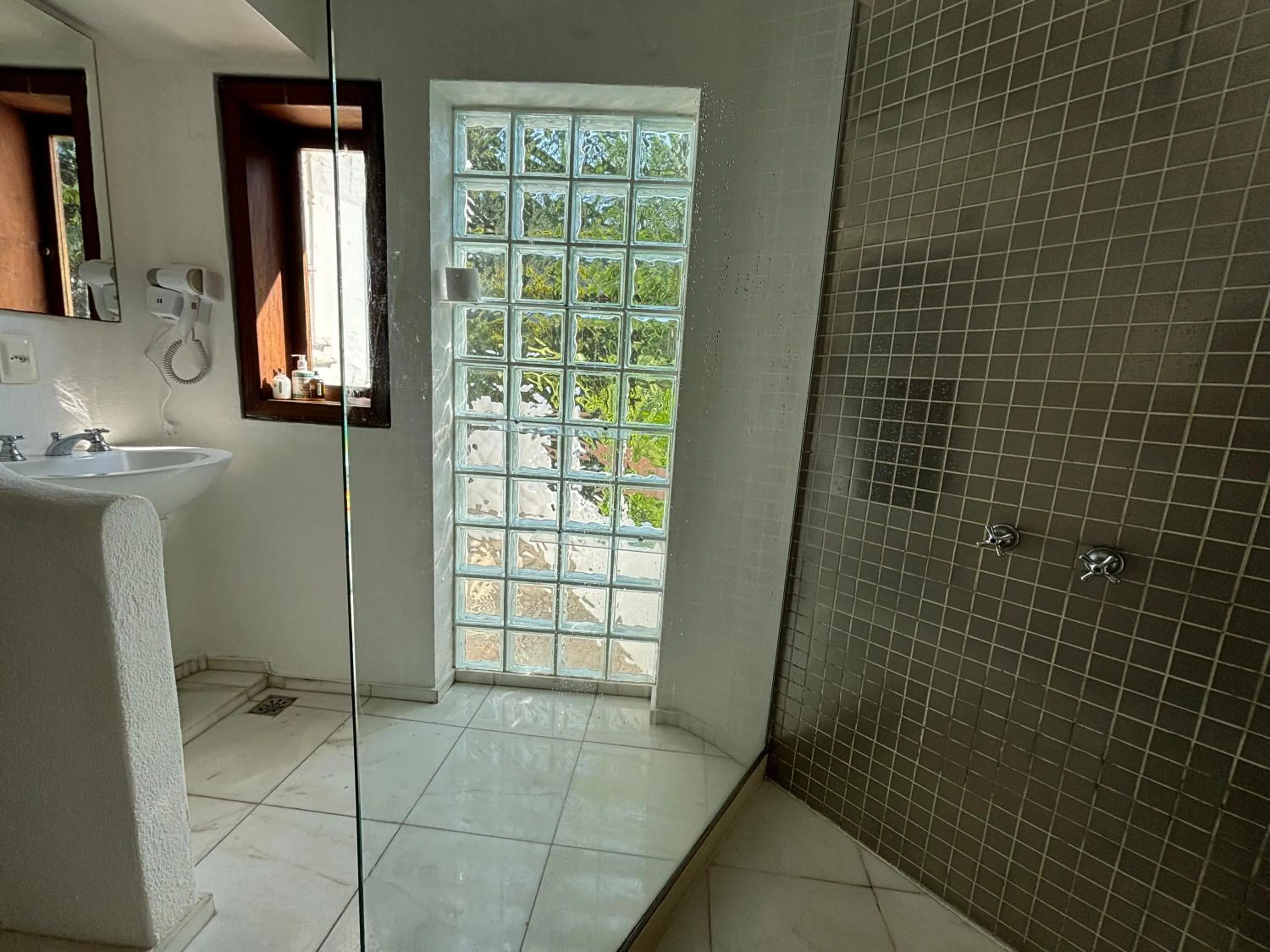Shower in Les Jardins de Rio Boutique Hotel