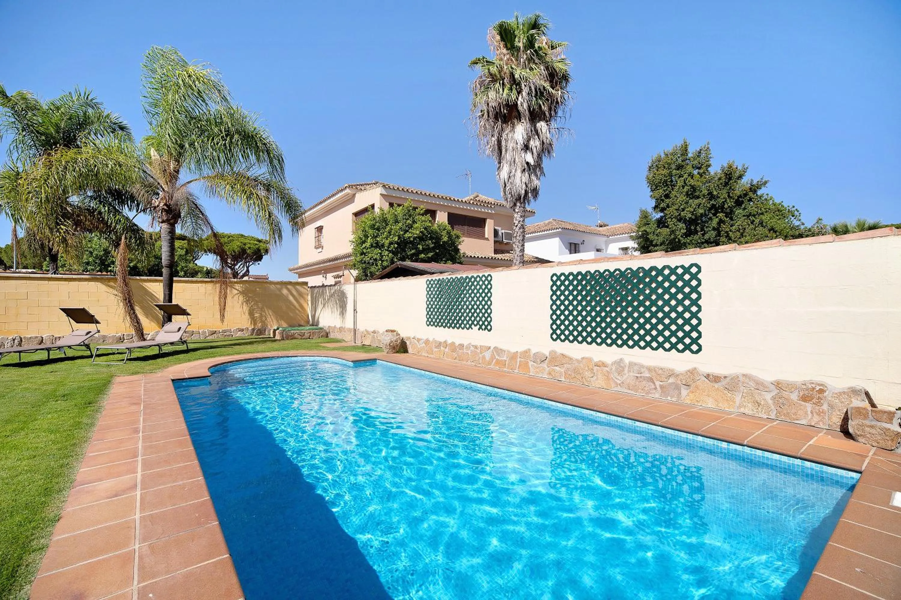 Property building in Chalet con piscina en la Barrosa