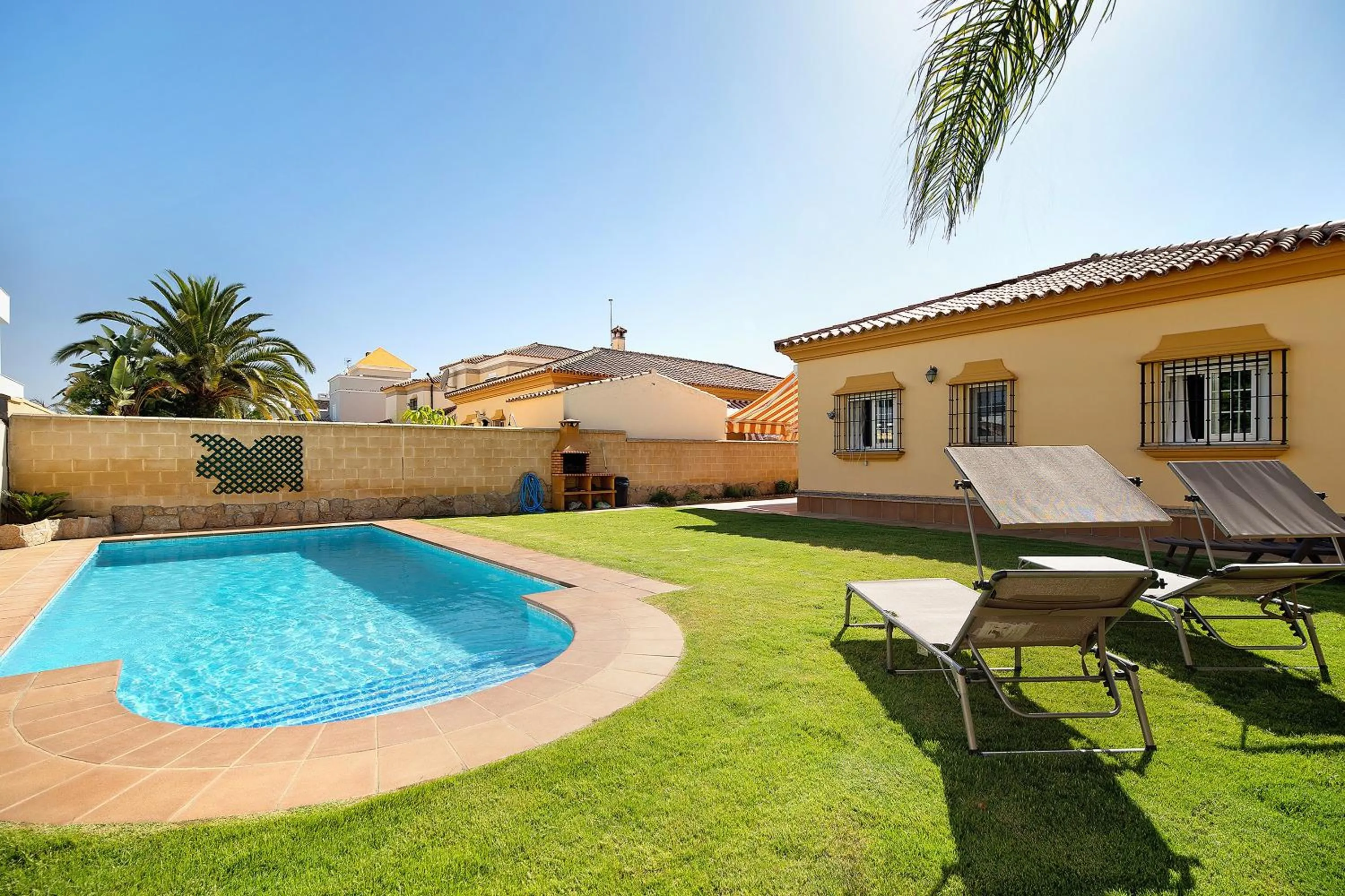 Property building in Chalet con piscina en la Barrosa