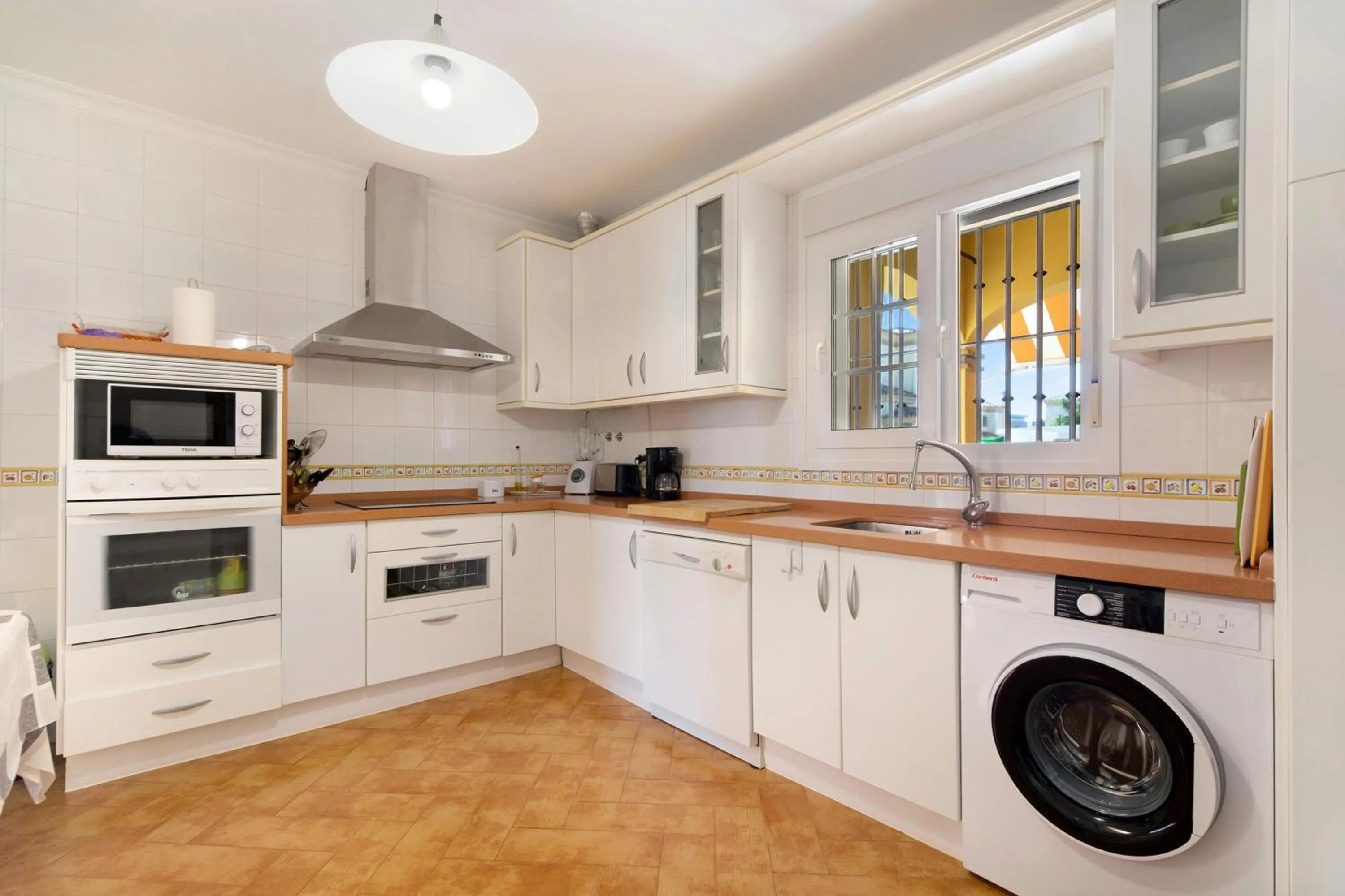 Kitchen or kitchenette in Chalet con piscina en la Barrosa