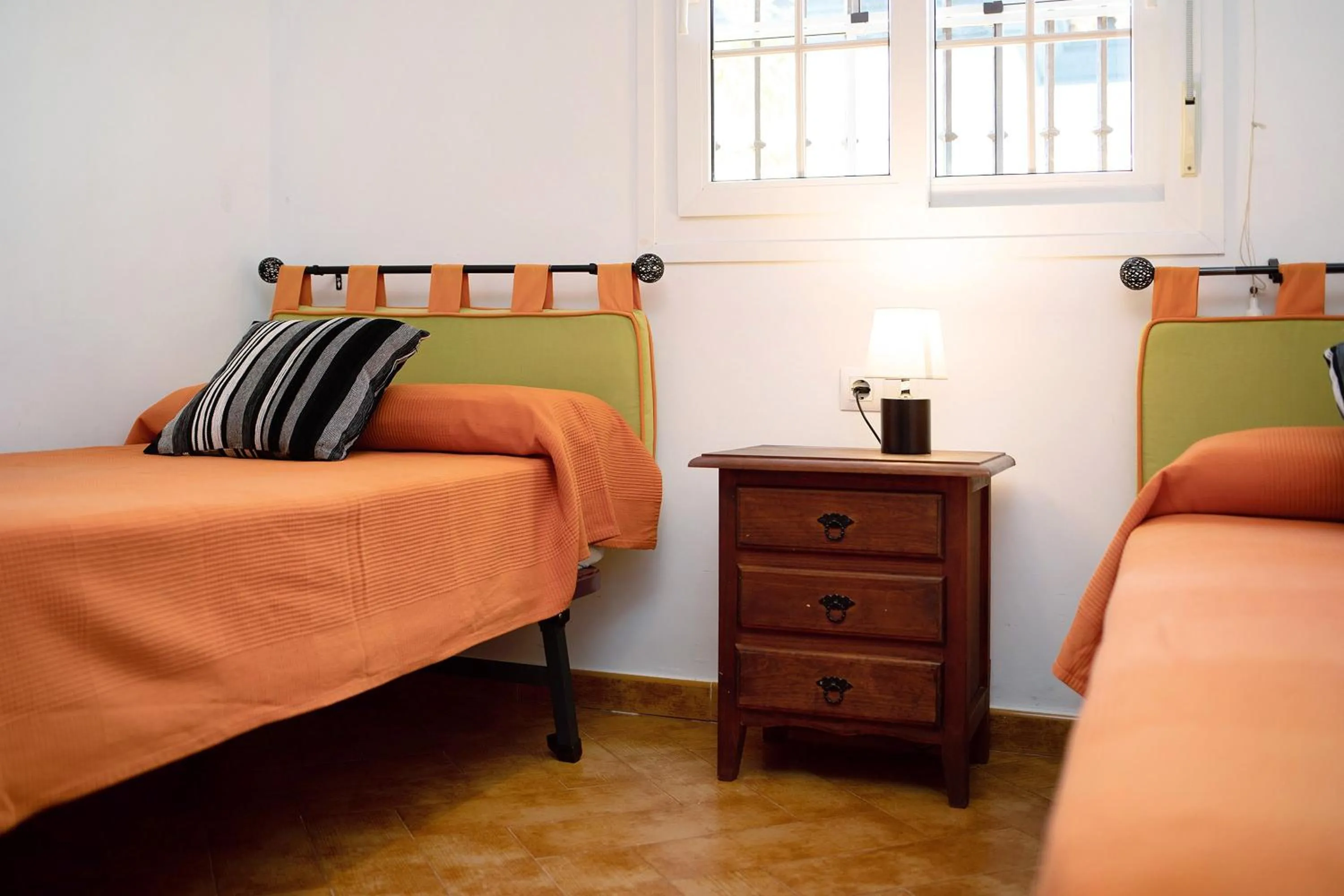 Living room, Bed in Chalet con piscina en la Barrosa