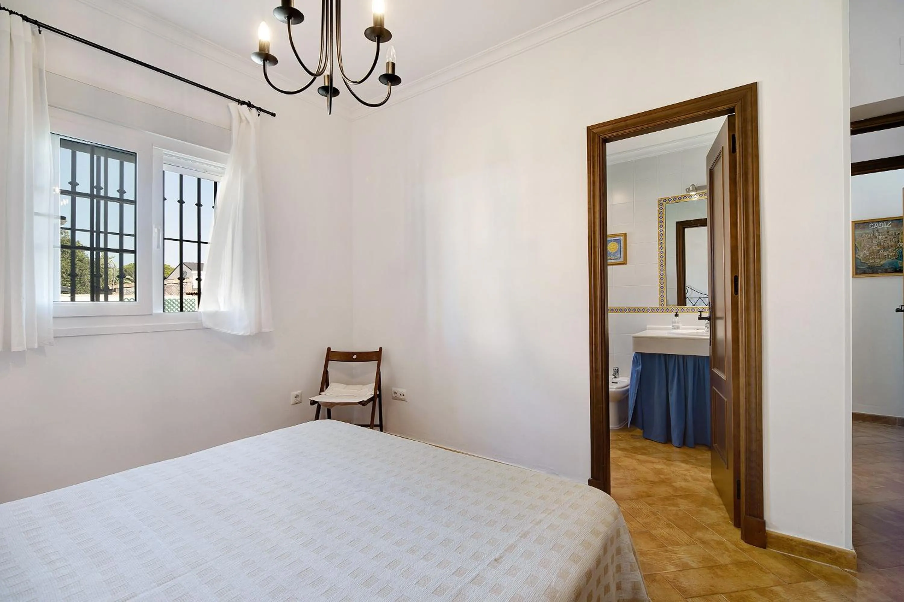 Living room, Bed in Chalet con piscina en la Barrosa