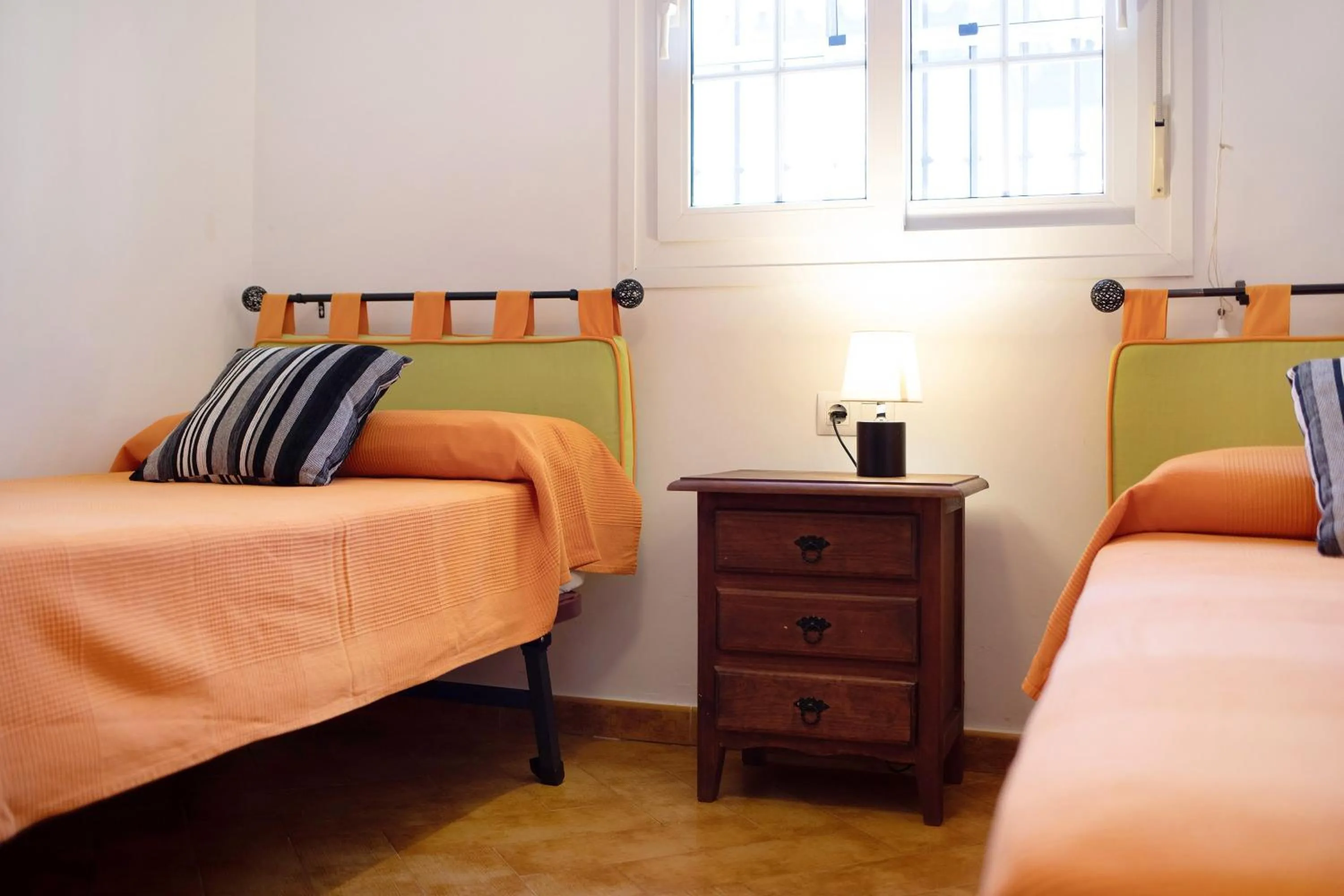 Property building, Bed in Chalet con piscina en la Barrosa