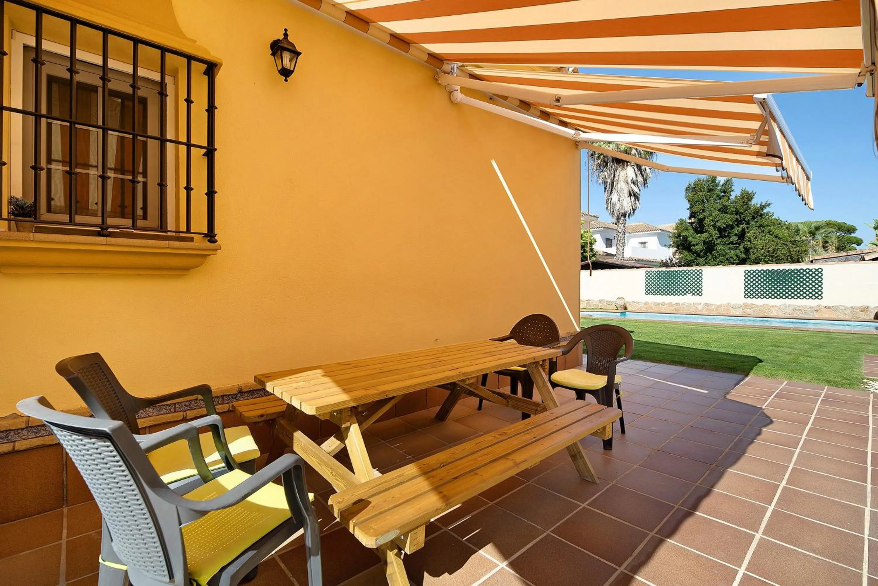 Property building in Chalet con piscina en la Barrosa