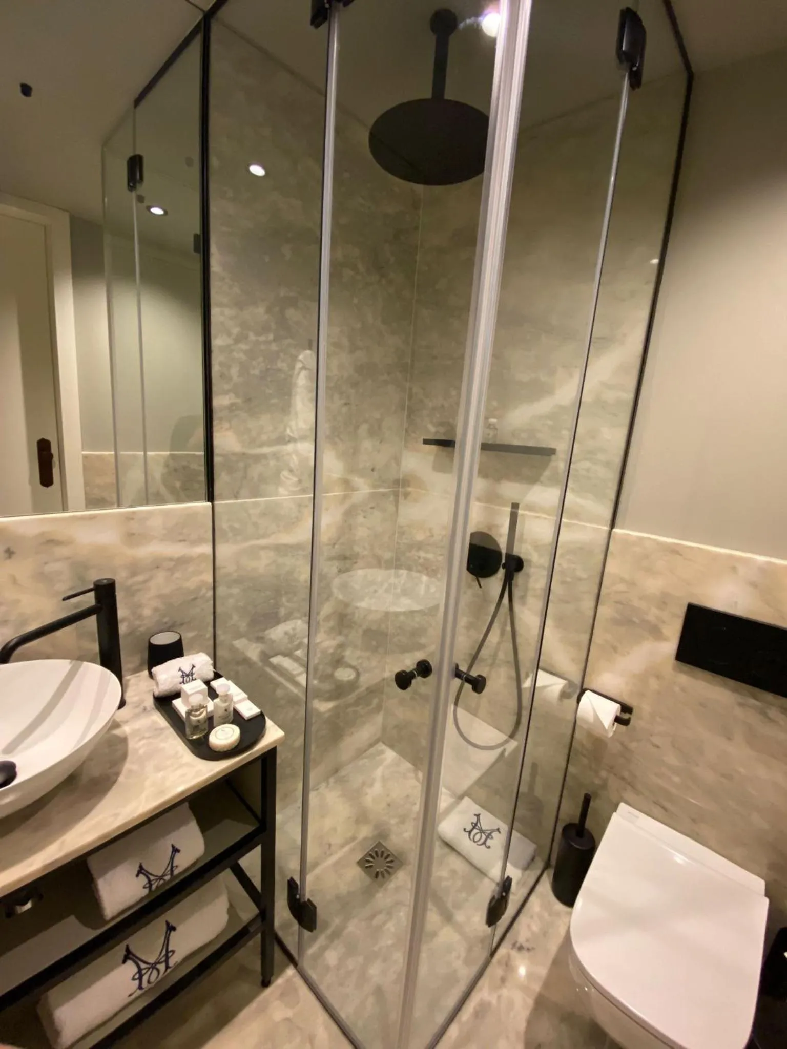 Shower in Maison Bleue