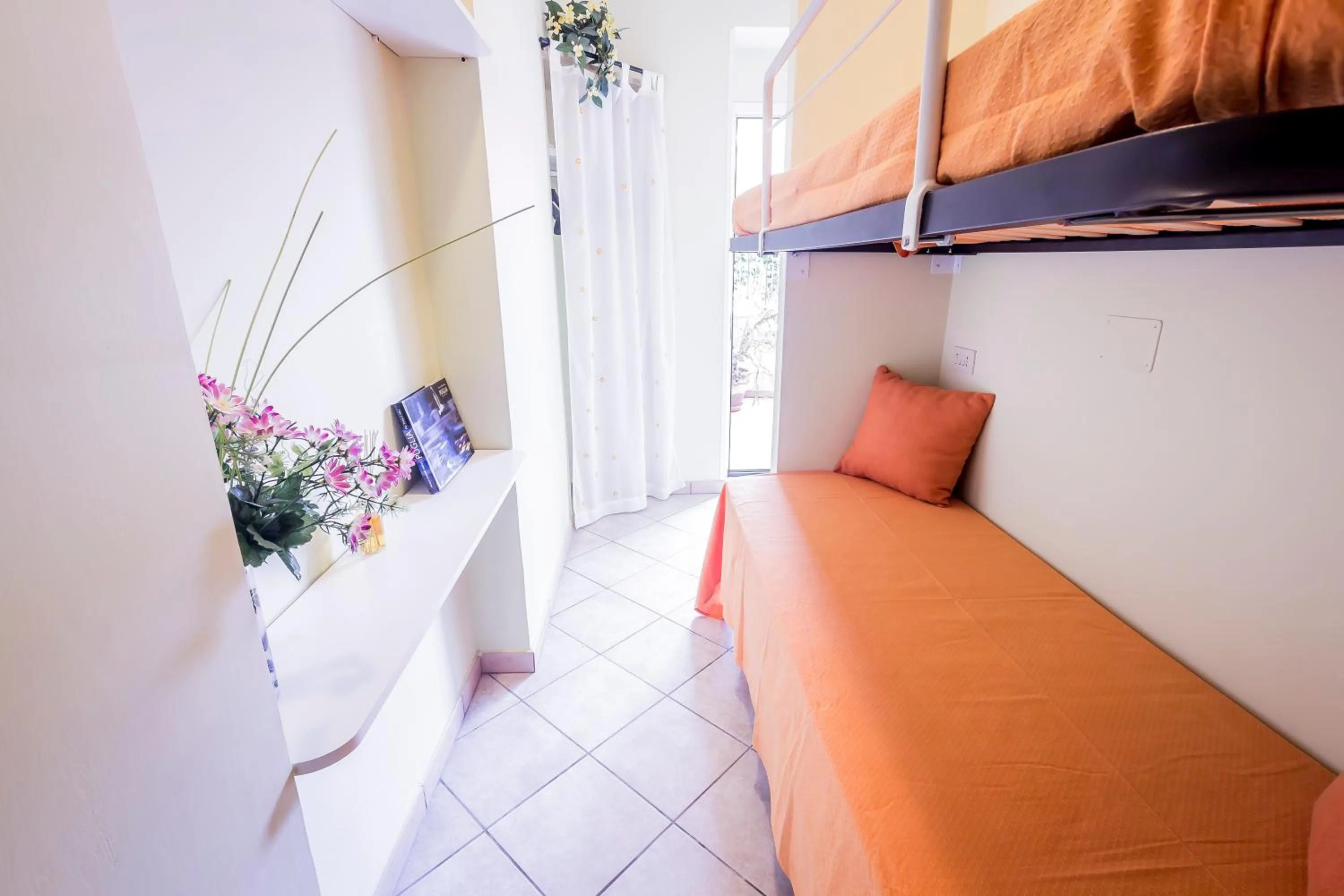 bunk bed in Mandarinoarancio