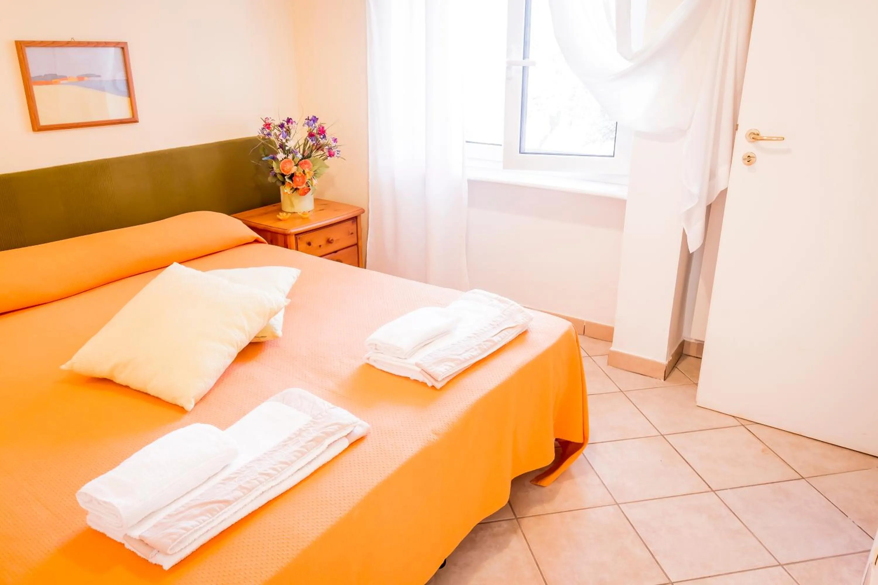 Photo of the whole room in Mandarinoarancio