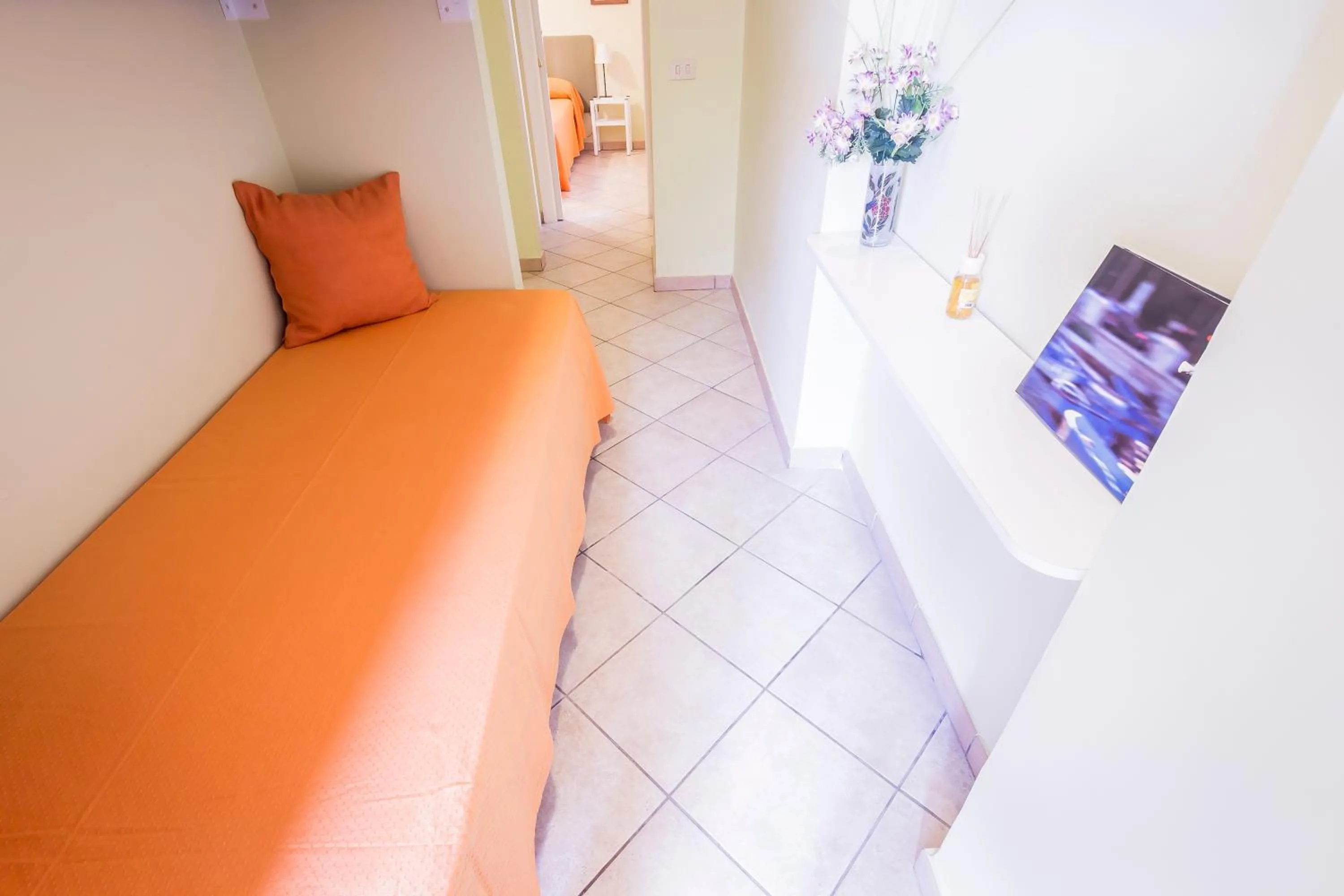 Photo of the whole room in Mandarinoarancio