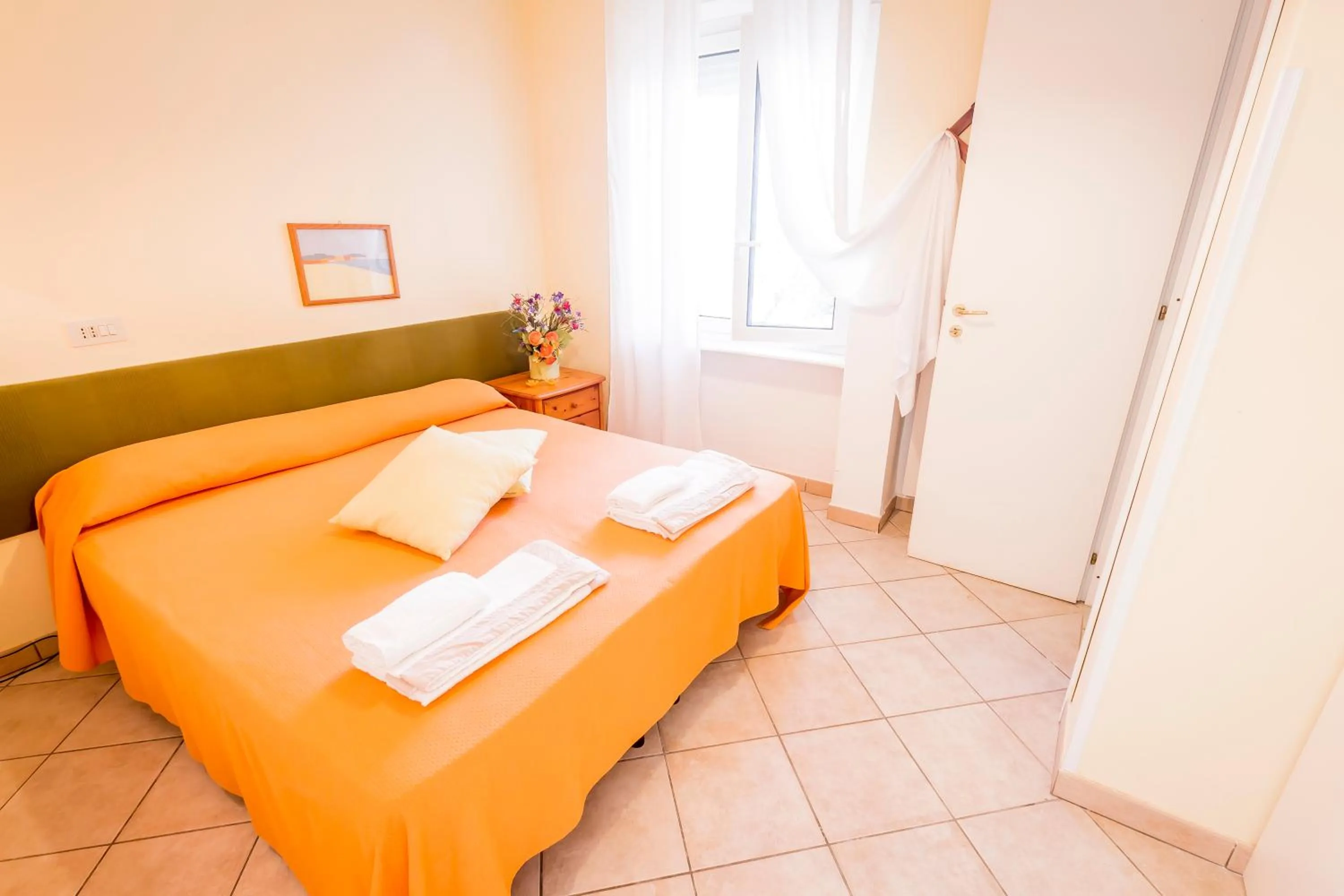 Photo of the whole room in Mandarinoarancio