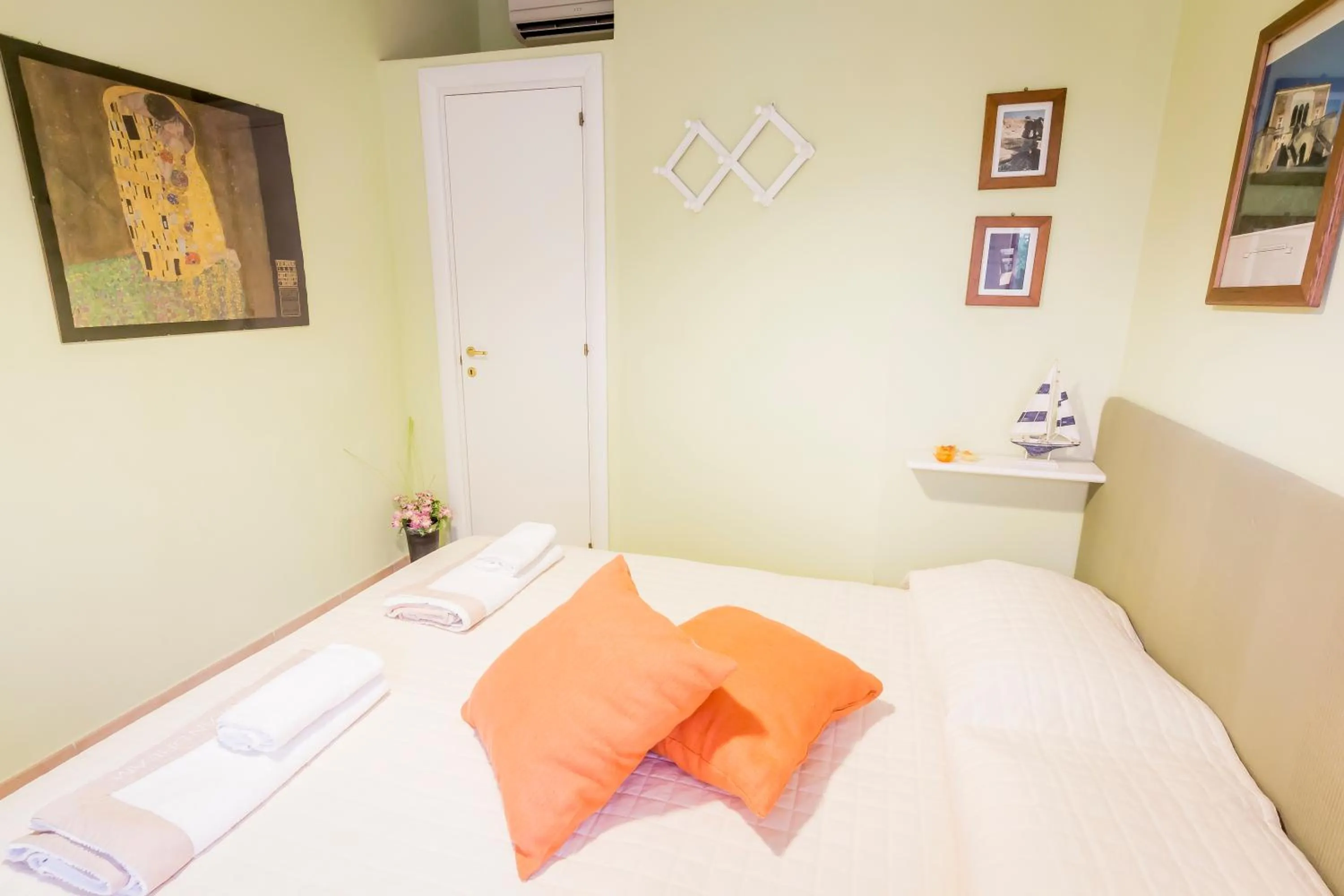 Photo of the whole room in Mandarinoarancio