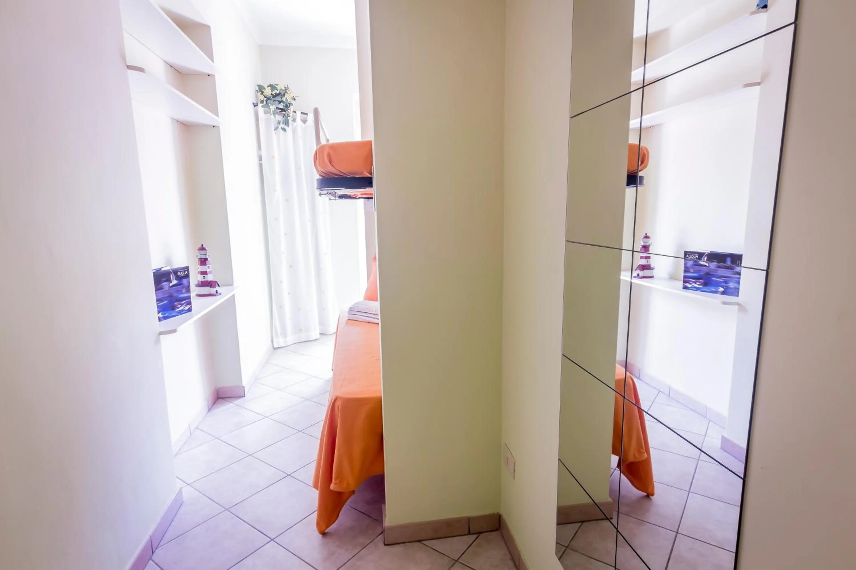 Photo of the whole room in Mandarinoarancio