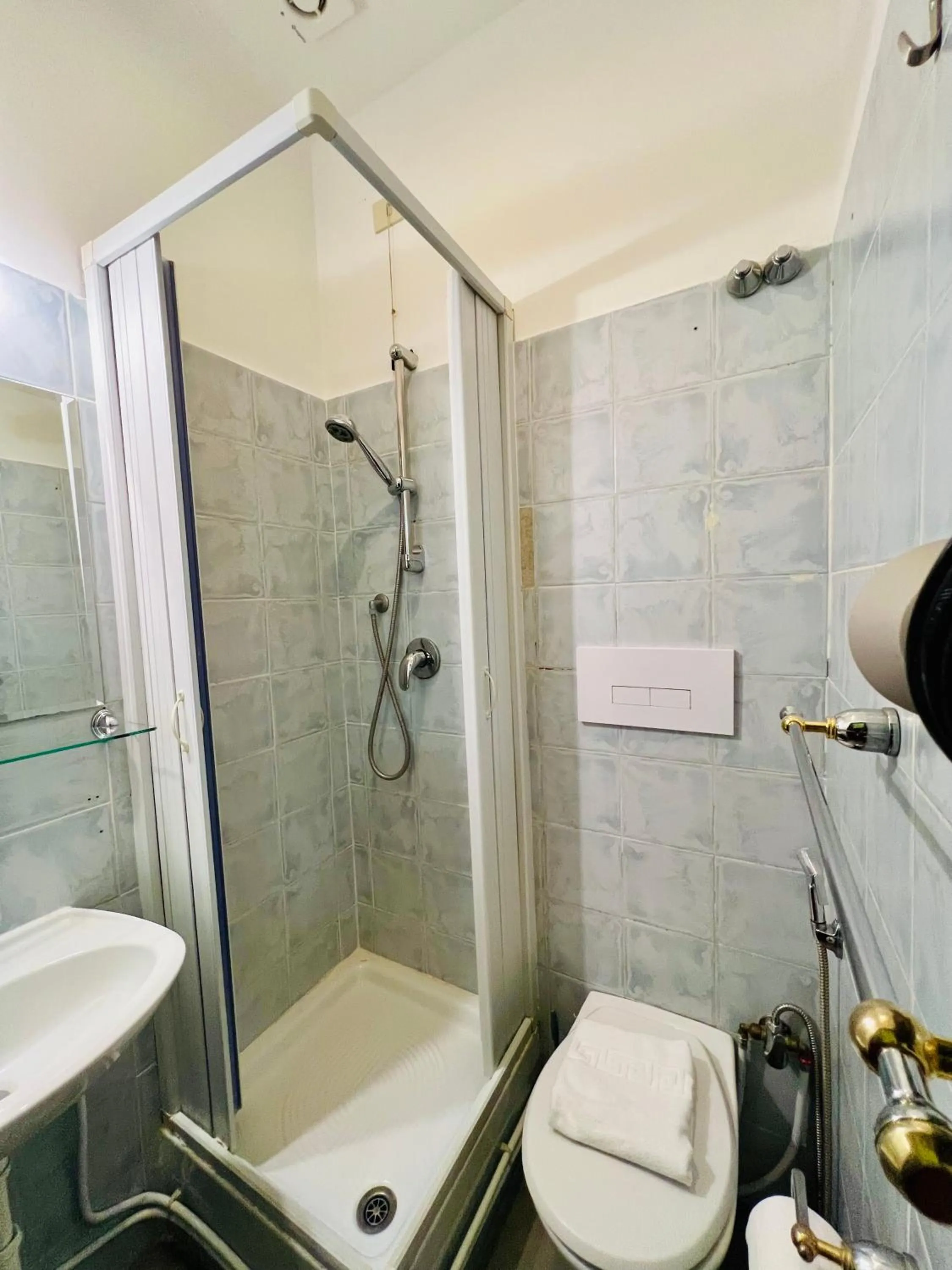 Shower in Booking Inn Settembre 95