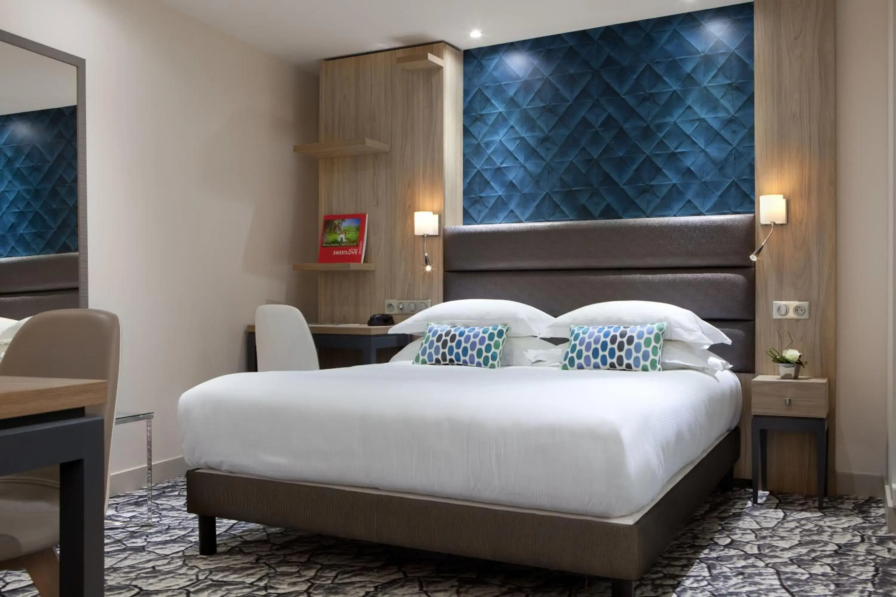 Bedroom, Bed in Serotel Suites Opera Bedroom, Bed in Serotel Suites Opera