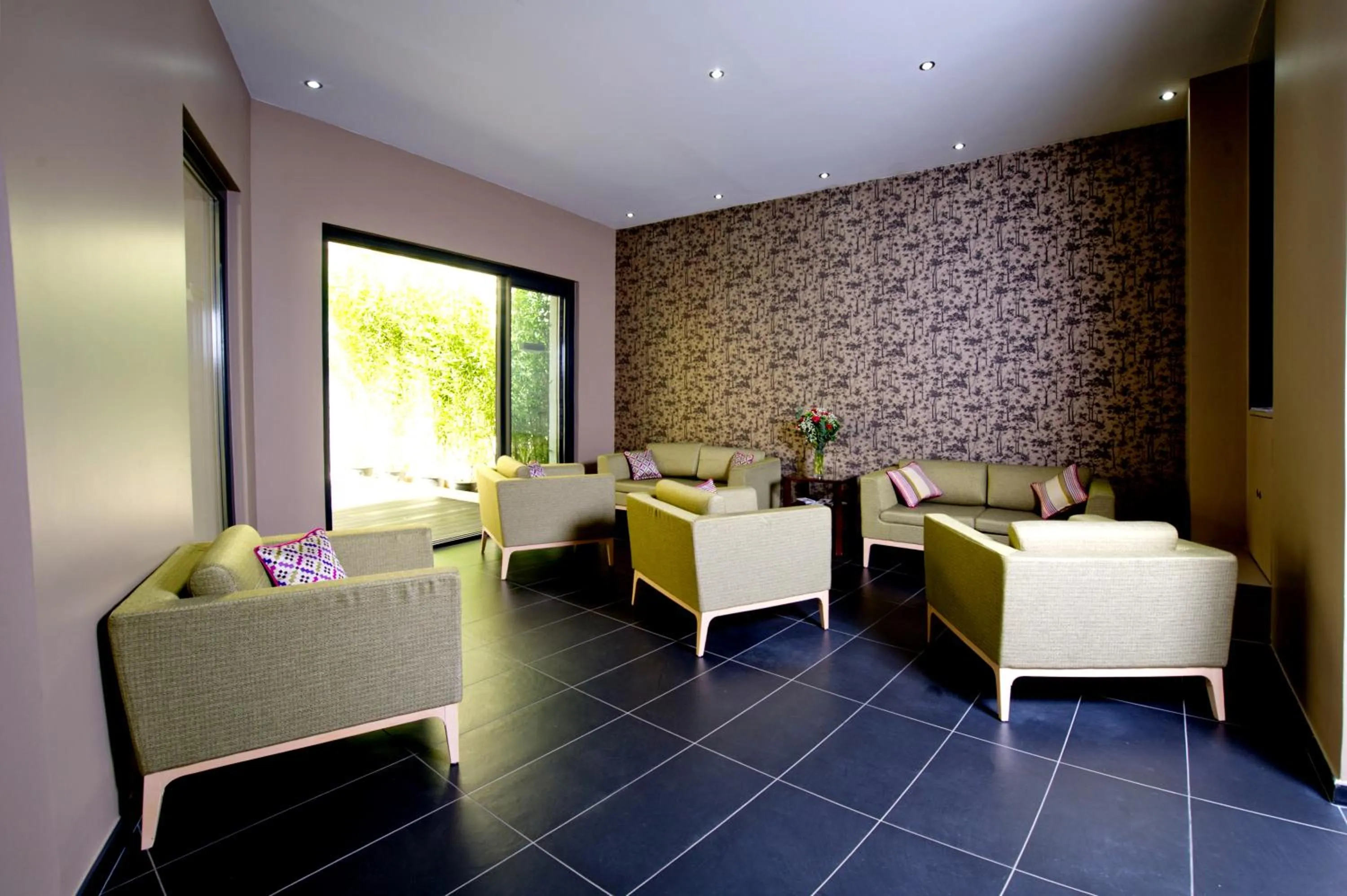 Communal lounge/ TV room in Serotel Suites Opera