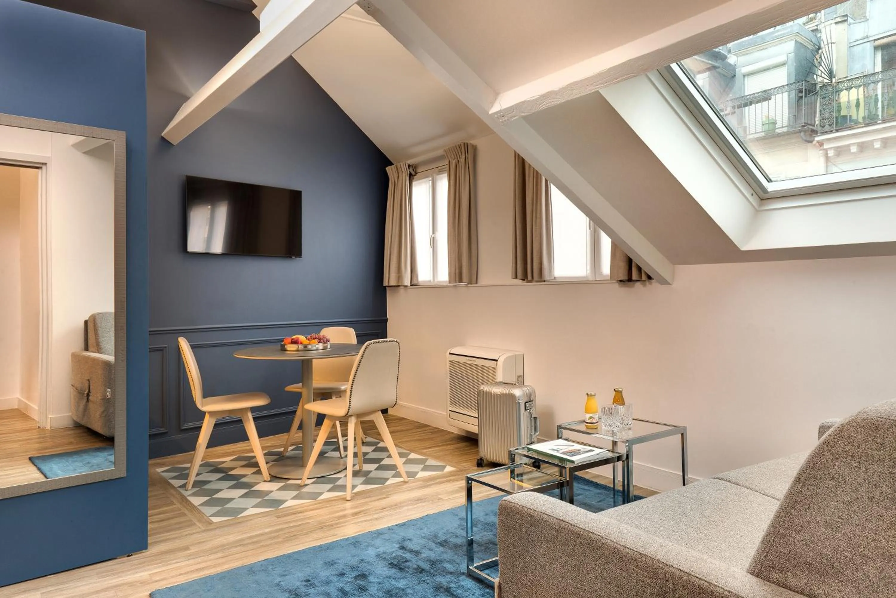 Communal lounge/ TV room in Serotel Suites Opera