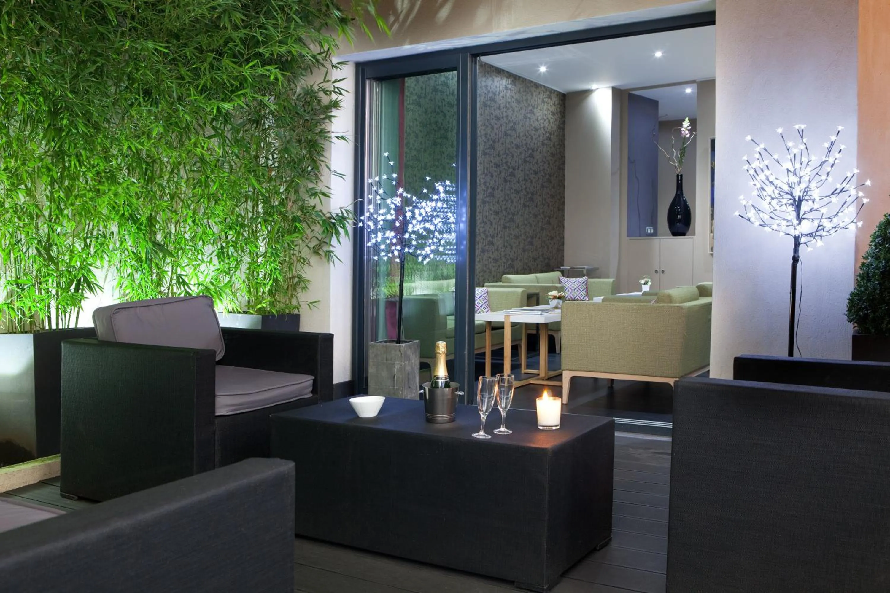 Facade/entrance in Serotel Suites Opera