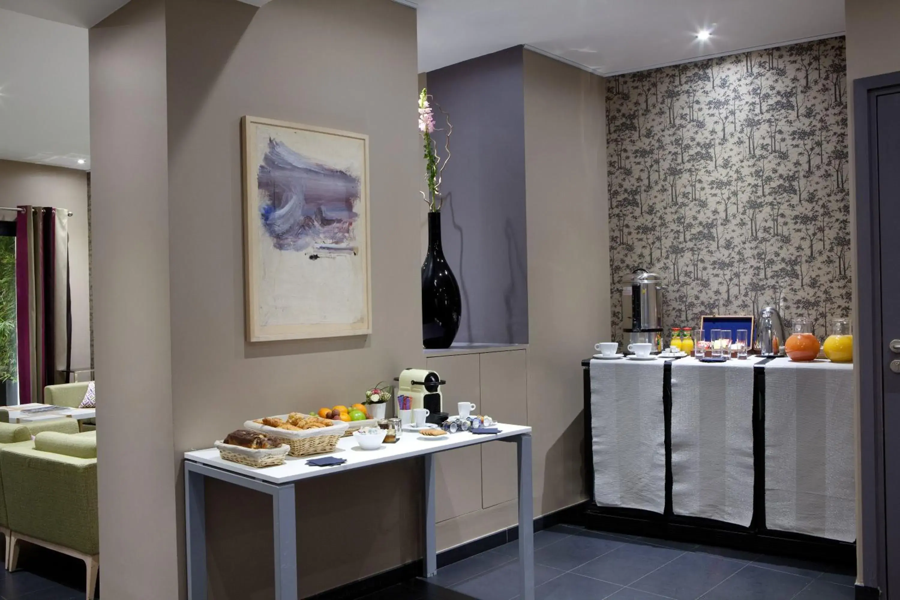 Restaurant/places to eat in Serotel Suites Opera Restaurant/places to eat in Serotel Suites Opera