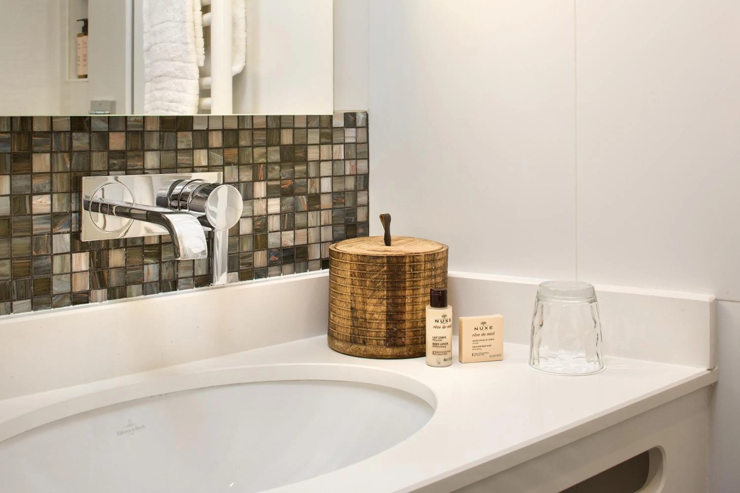 Bathroom in Serotel Suites Opera