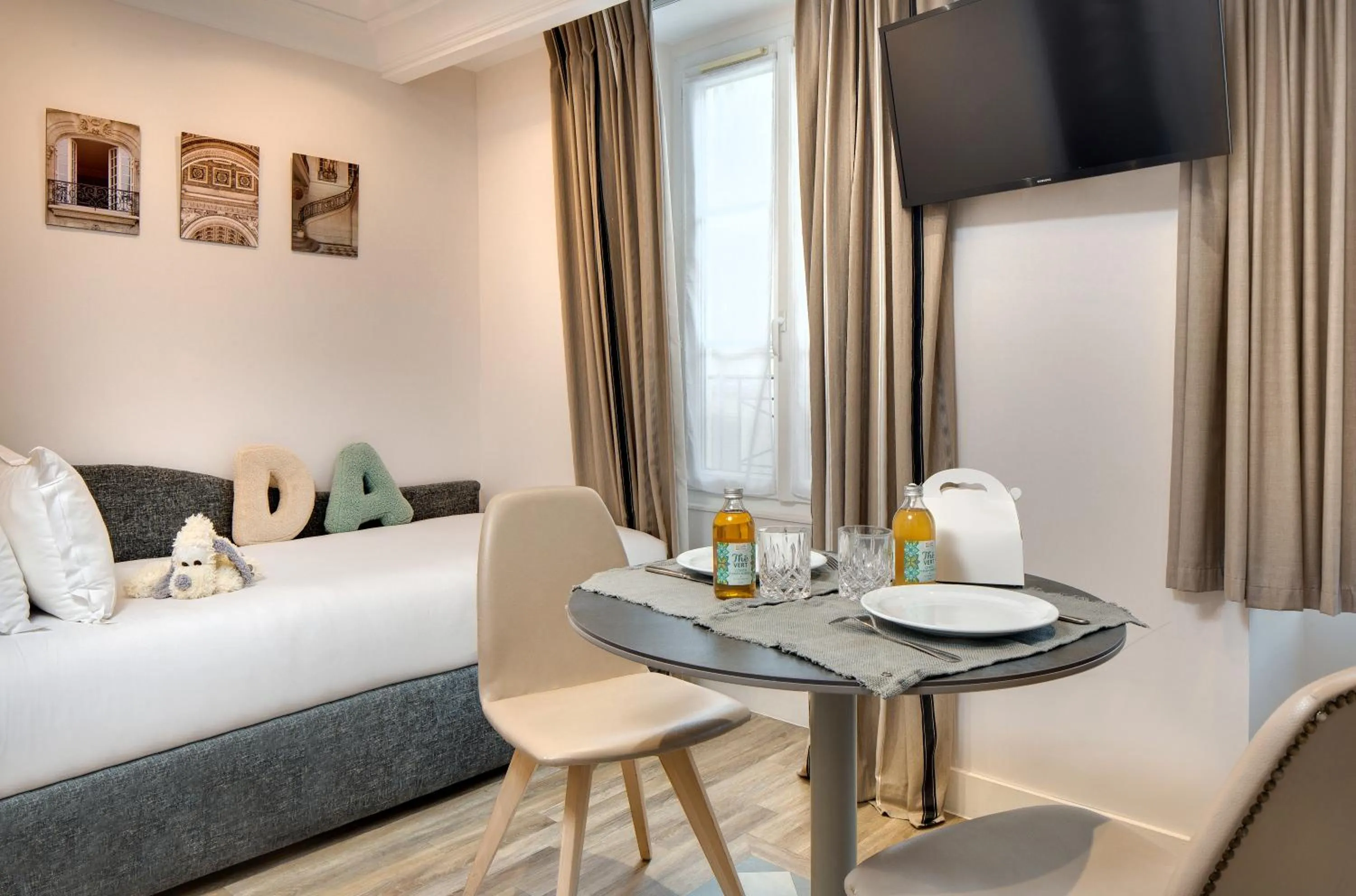 Bed in Serotel Suites Opera