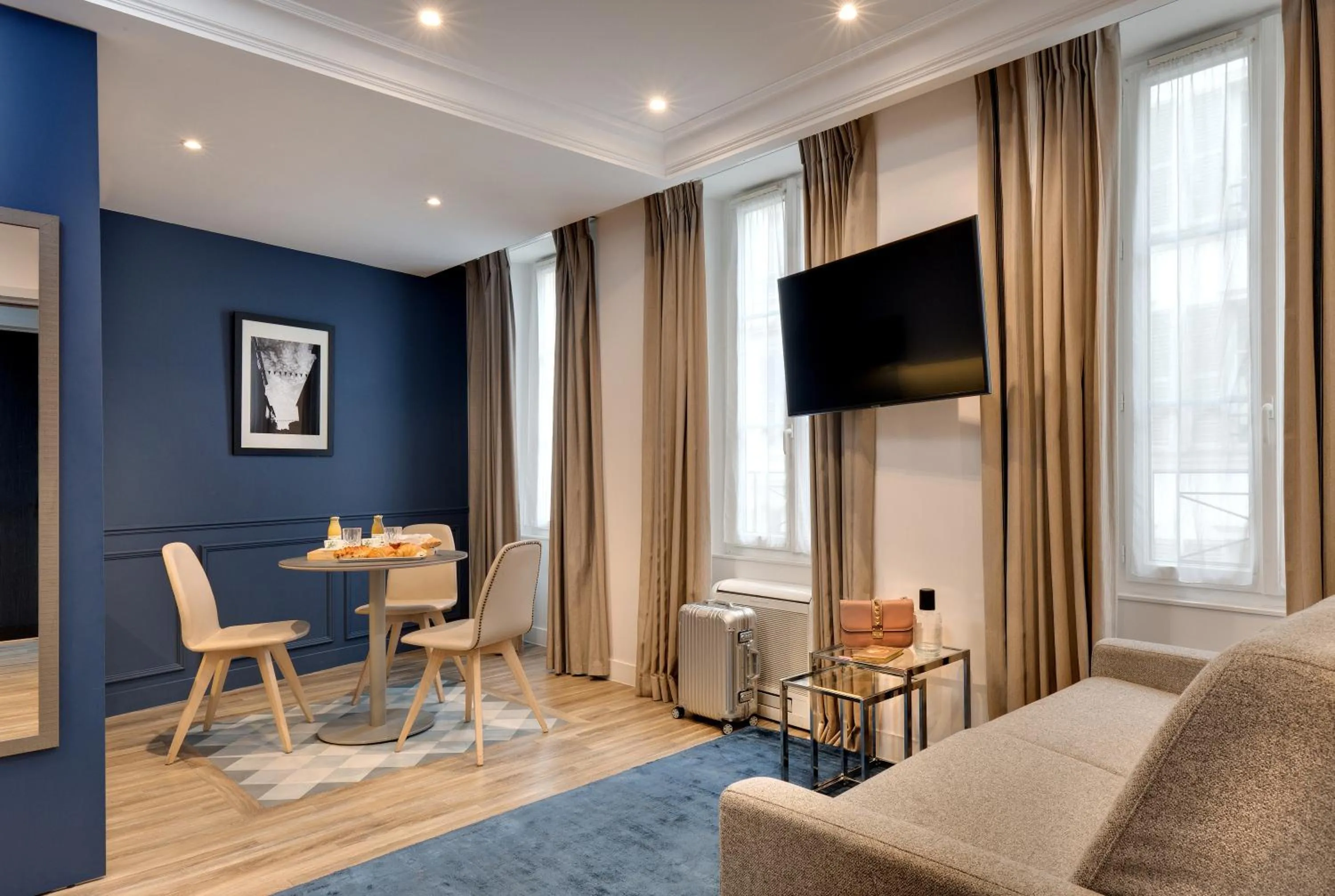 TV and multimedia in Serotel Suites Opera