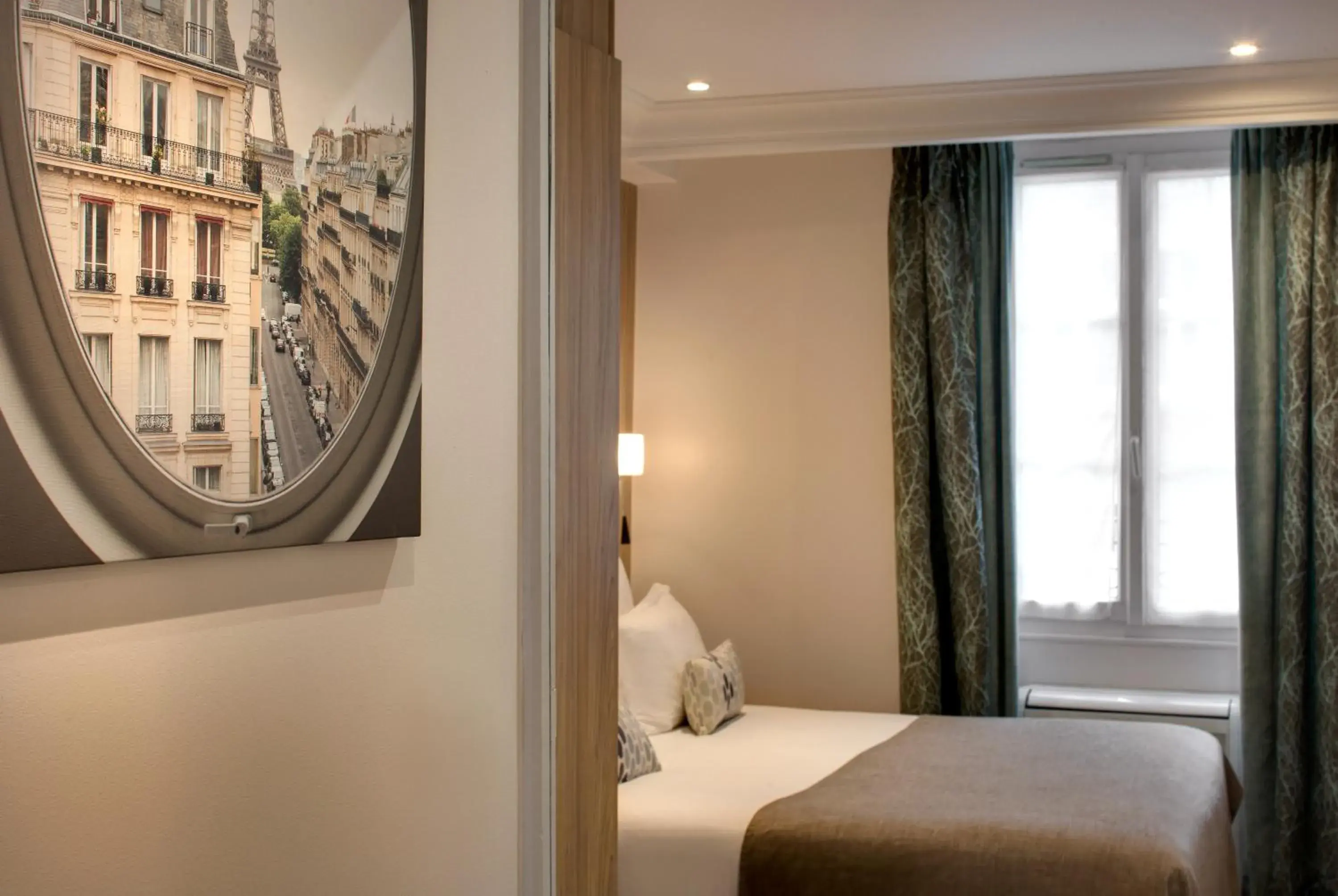 Photo of the whole room, Bed in Serotel Suites Opera Photo of the whole room, Bed in Serotel Suites Opera