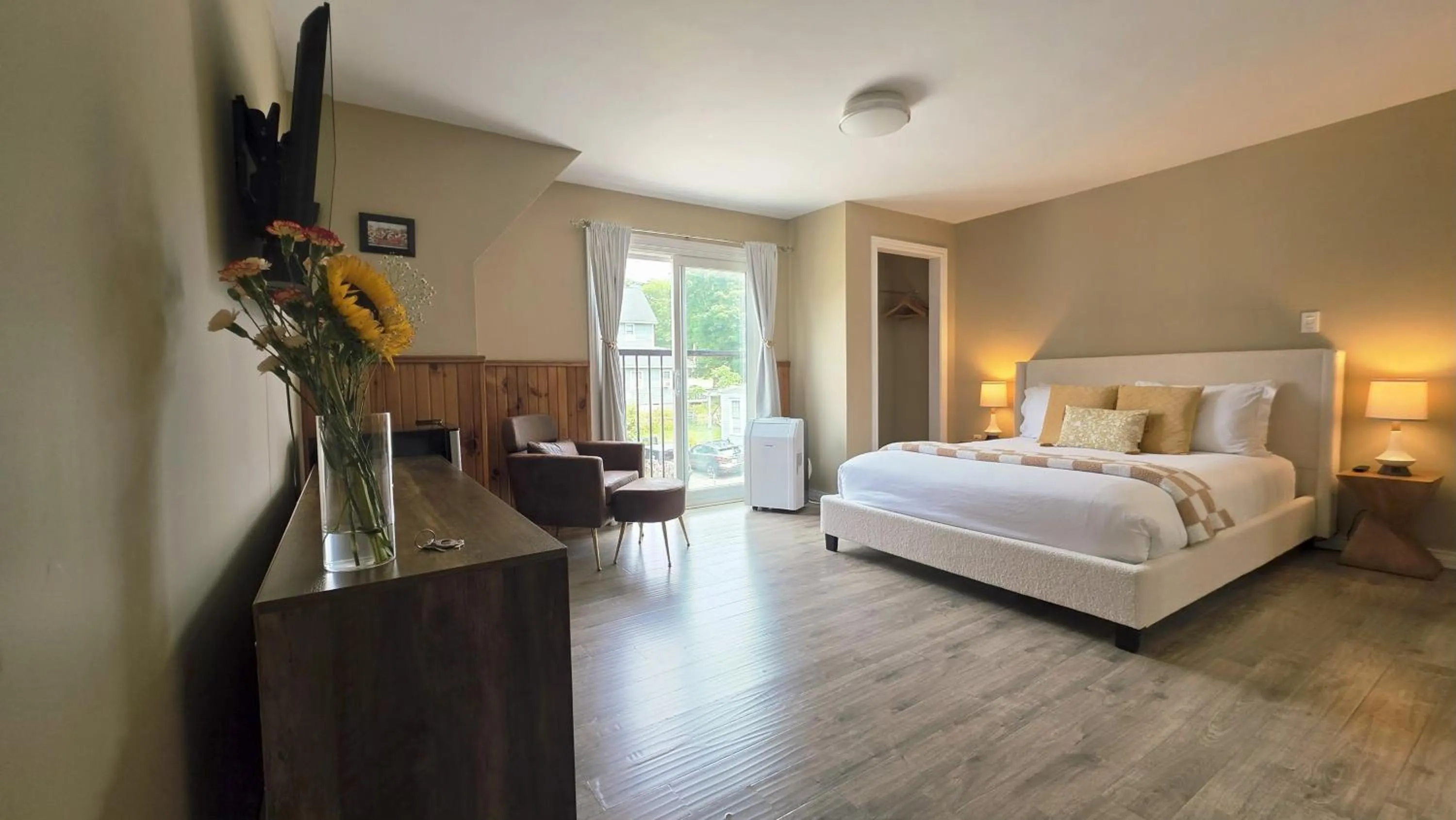 Photo of the whole room, Bed in Albert's