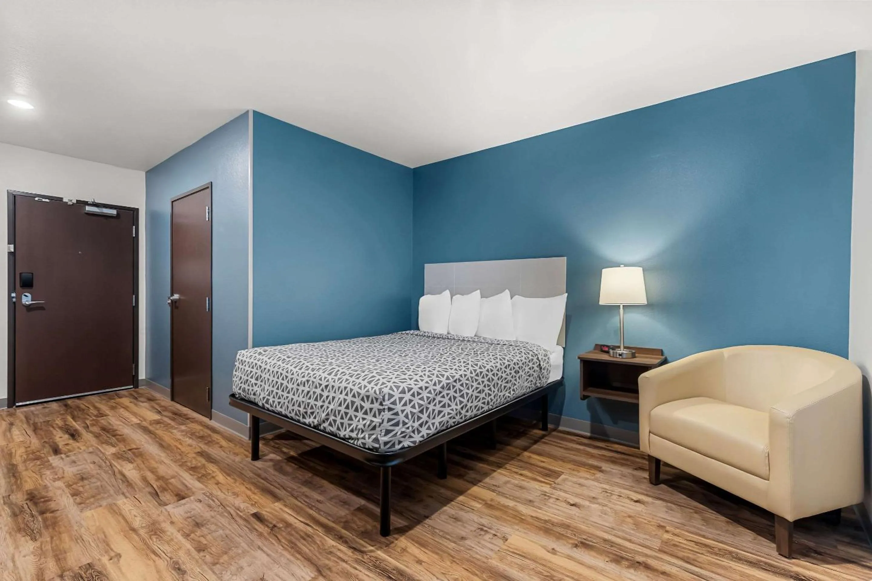 Bedroom, Bed in WoodSpring Suites Corona