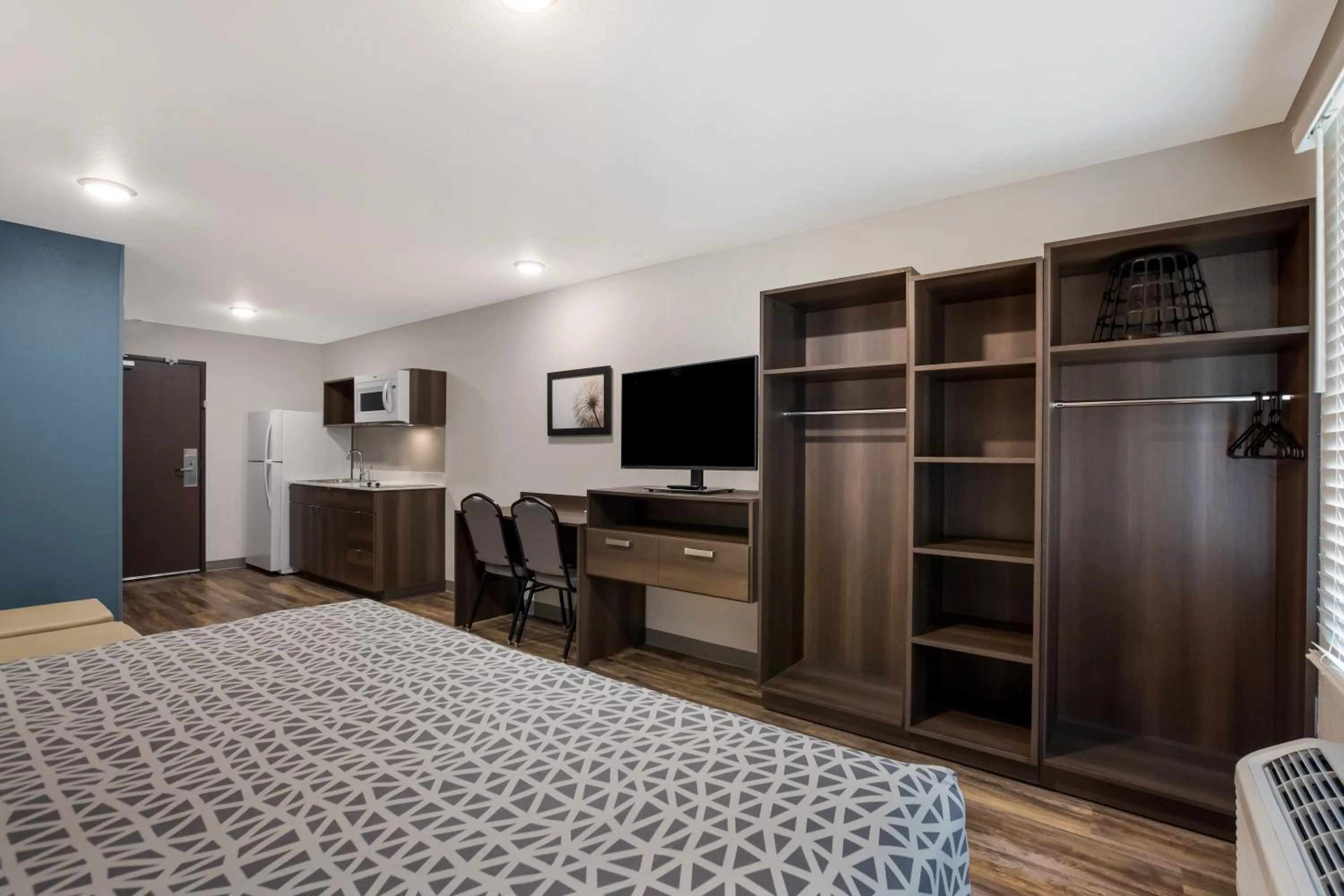 Photo of the whole room, Bed in WoodSpring Suites Corona