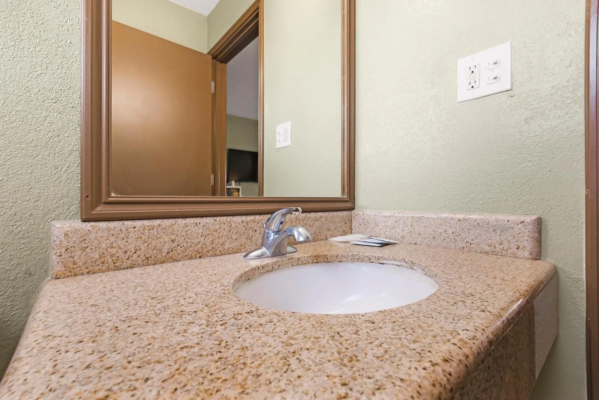 Bathroom in Safari Inn - Chico