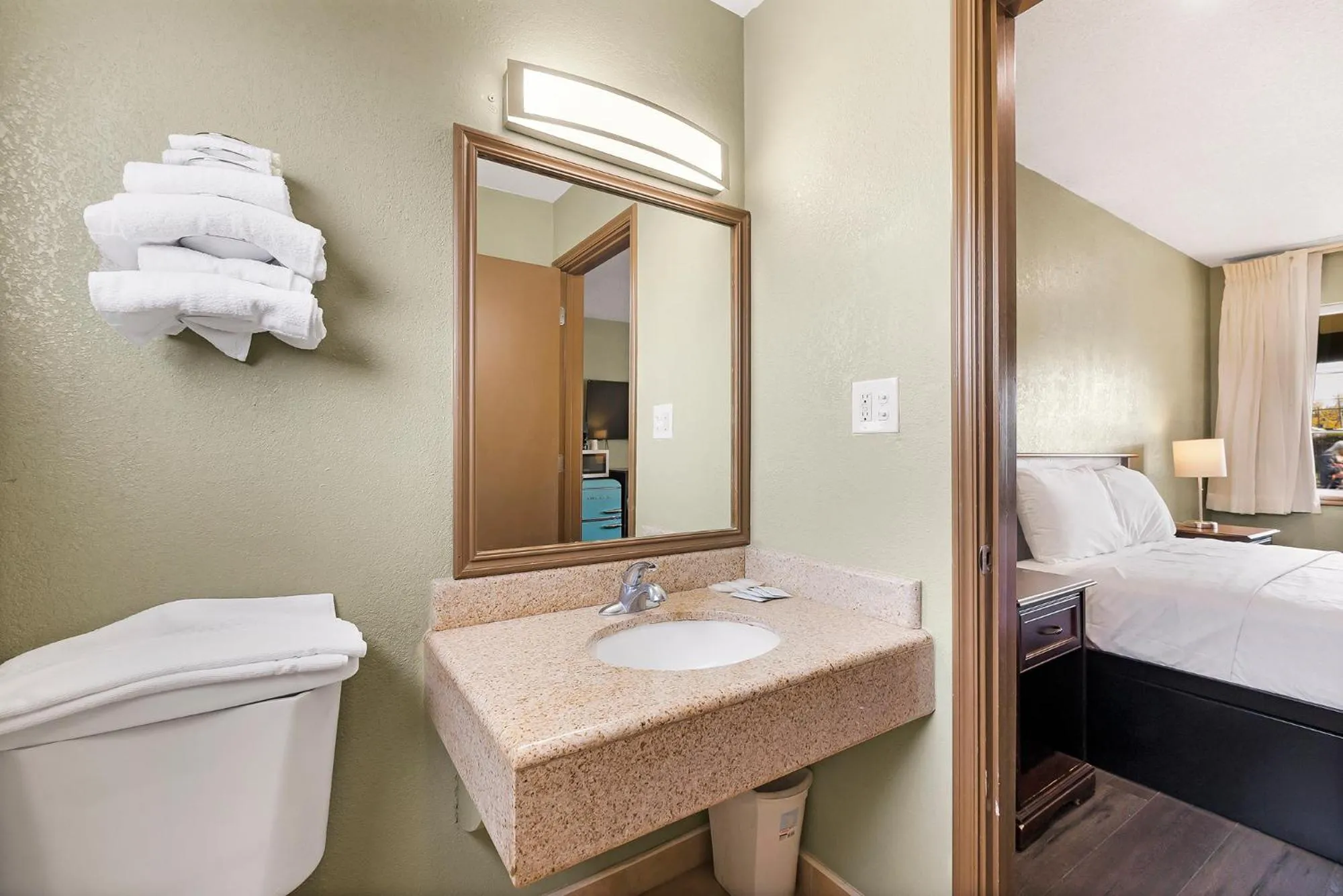 Bathroom, Bed in Safari Inn - Chico