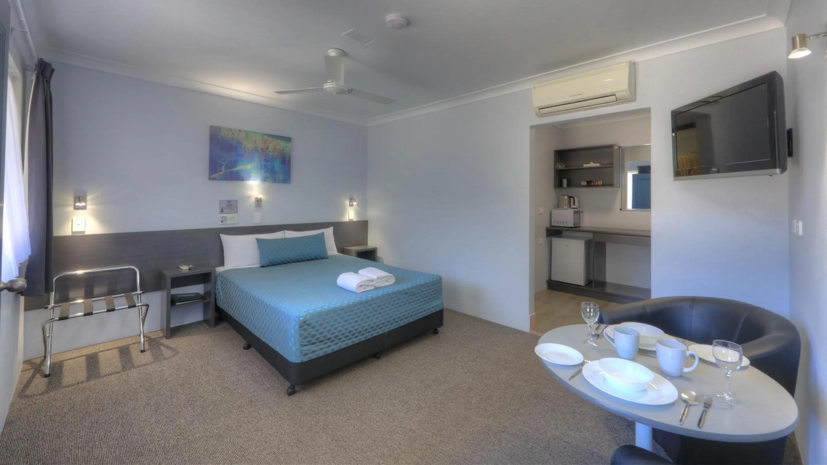 Kitchen or kitchenette, Bed in Grafton Central Motel