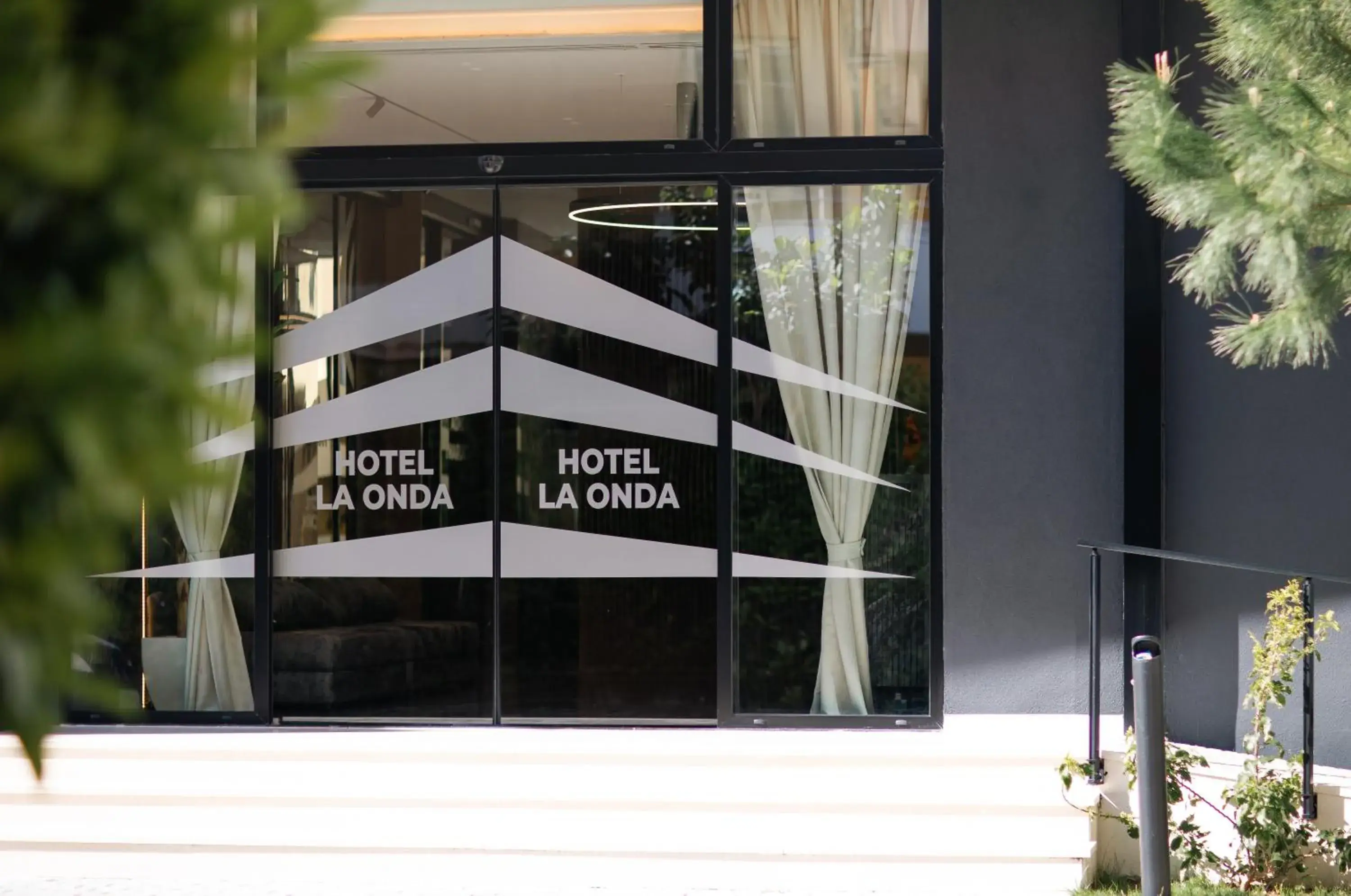 Facade/entrance in La Onda Hotel Durres Facade/entrance in La Onda Hotel Durres