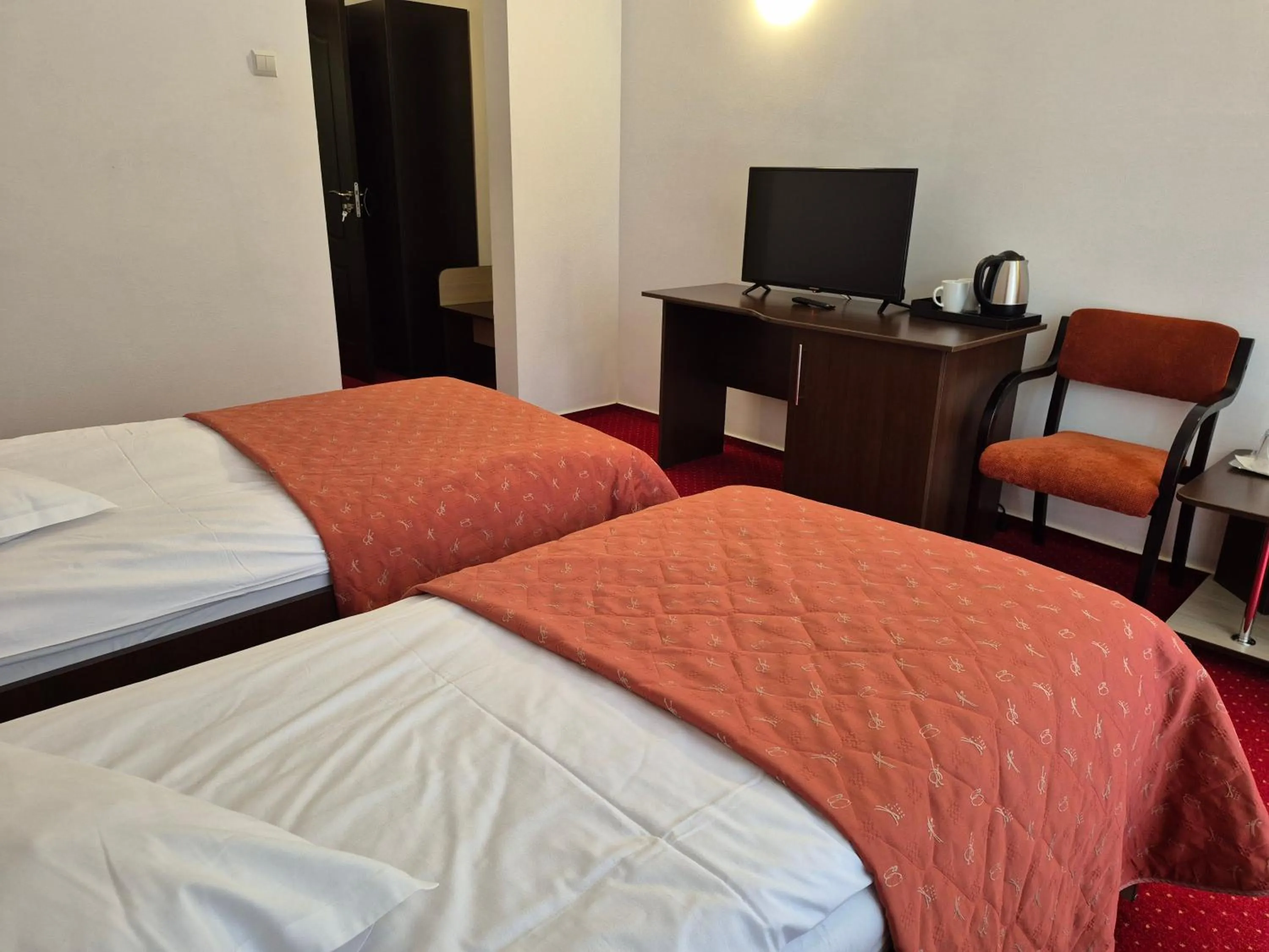 Photo of the whole room, Bed in Cristal Sinaia