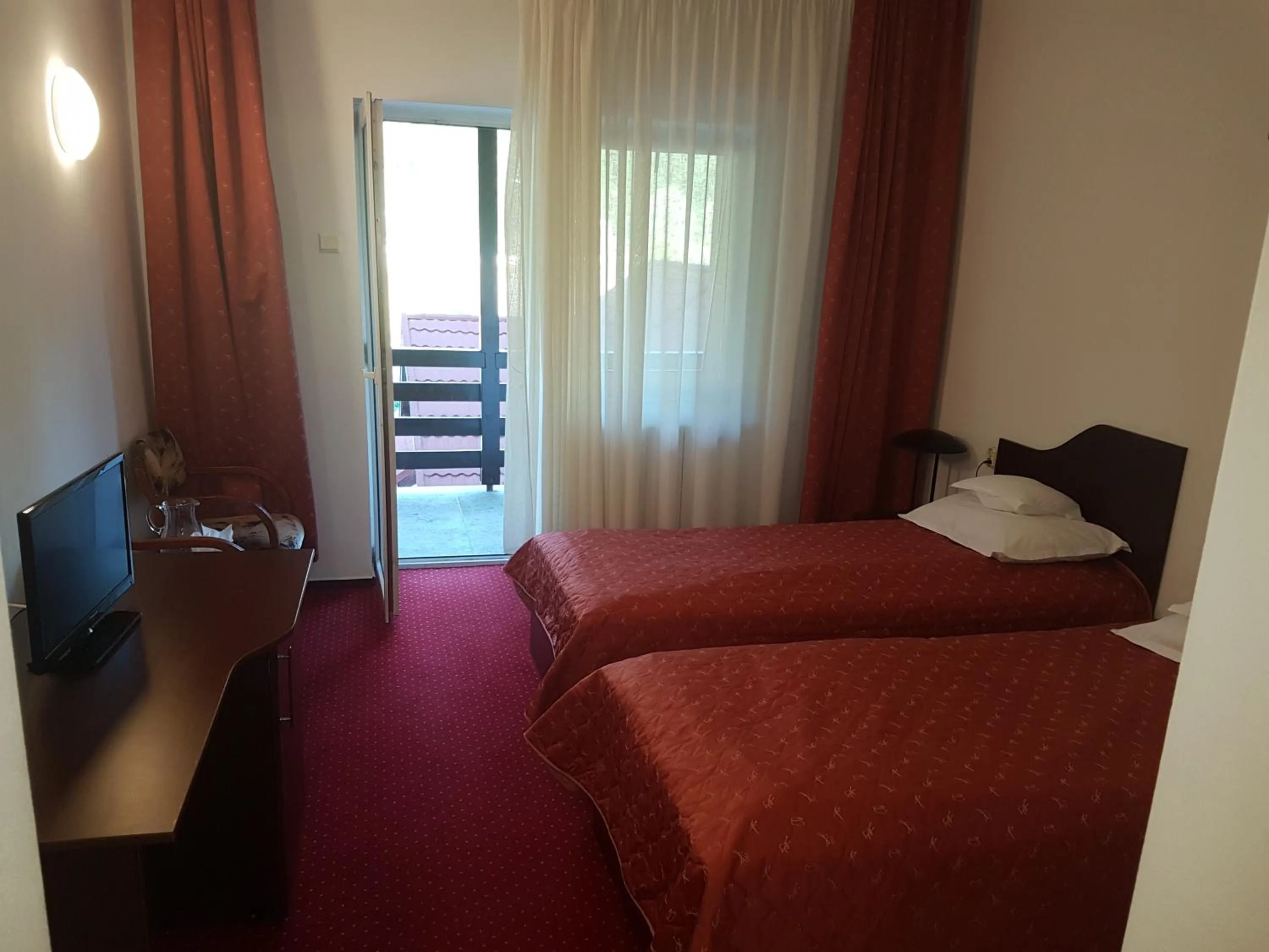 Photo of the whole room, Bed in Cristal Sinaia