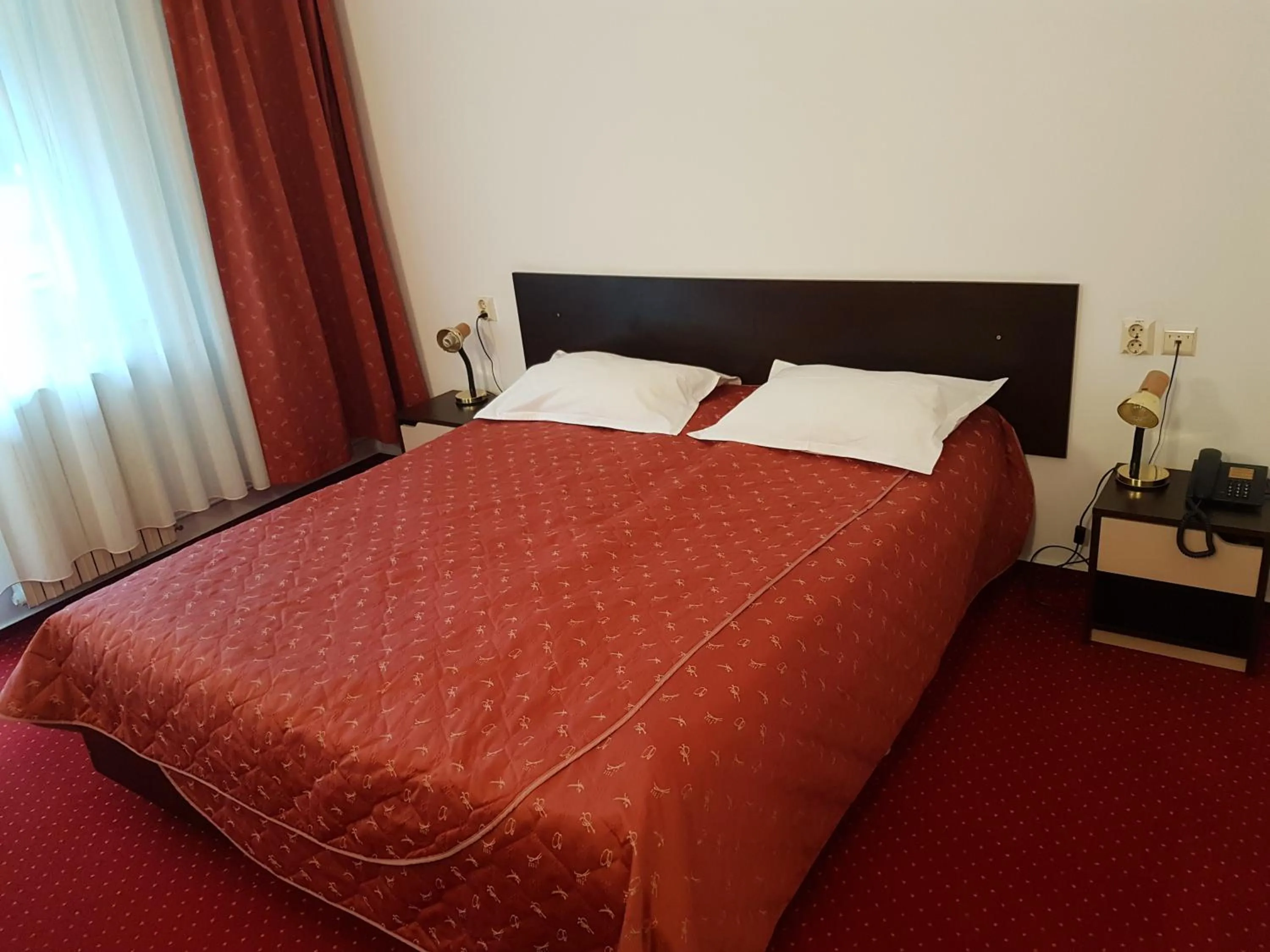 Photo of the whole room, Bed in Cristal Sinaia