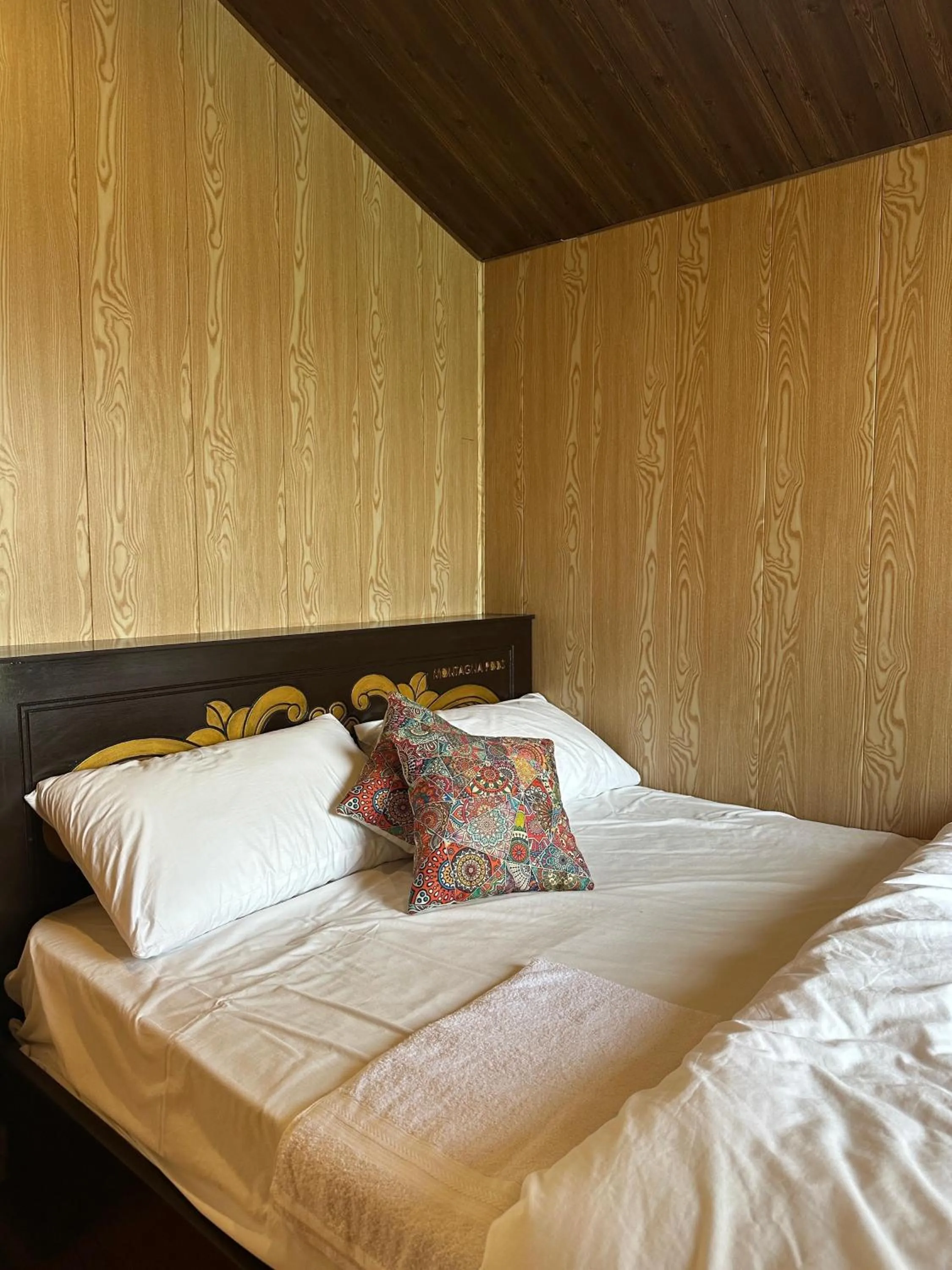 Bed in MONTAGNA PODS,Best resort in skardu , Best Guest house In skardu