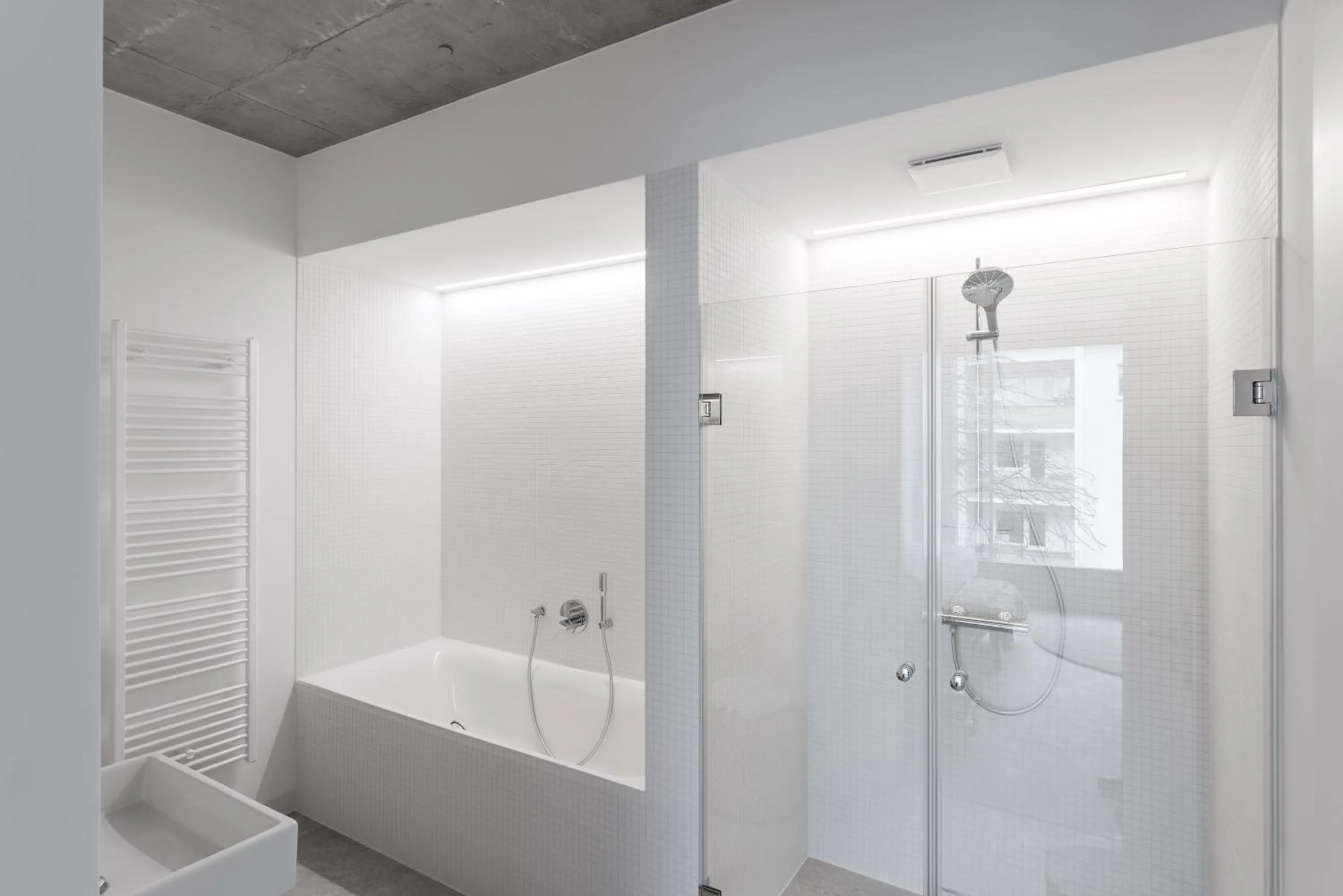 Shower in Carlotta Apartments