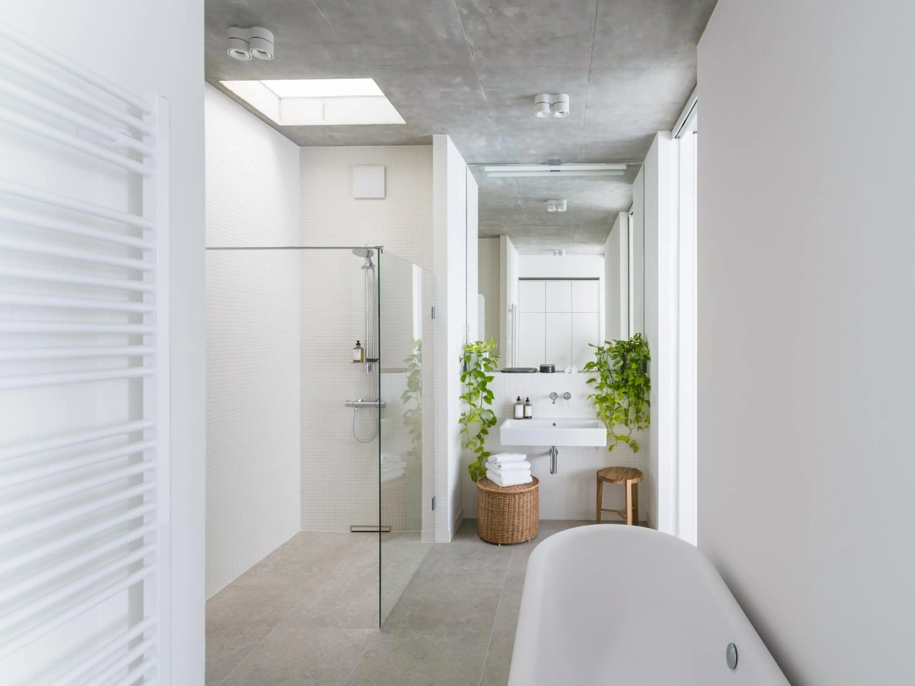 Shower in Carlotta Apartments