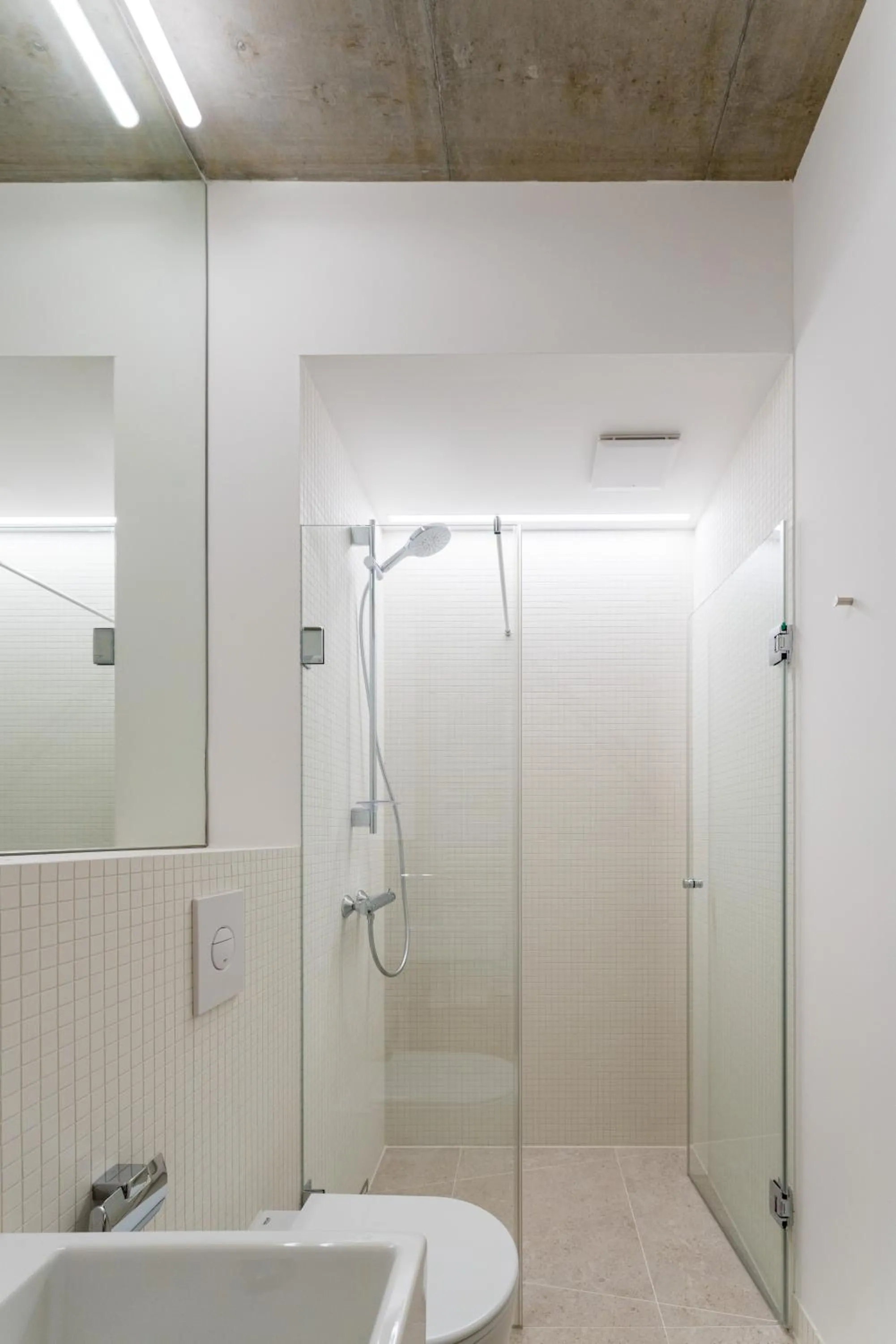Shower in Carlotta Apartments