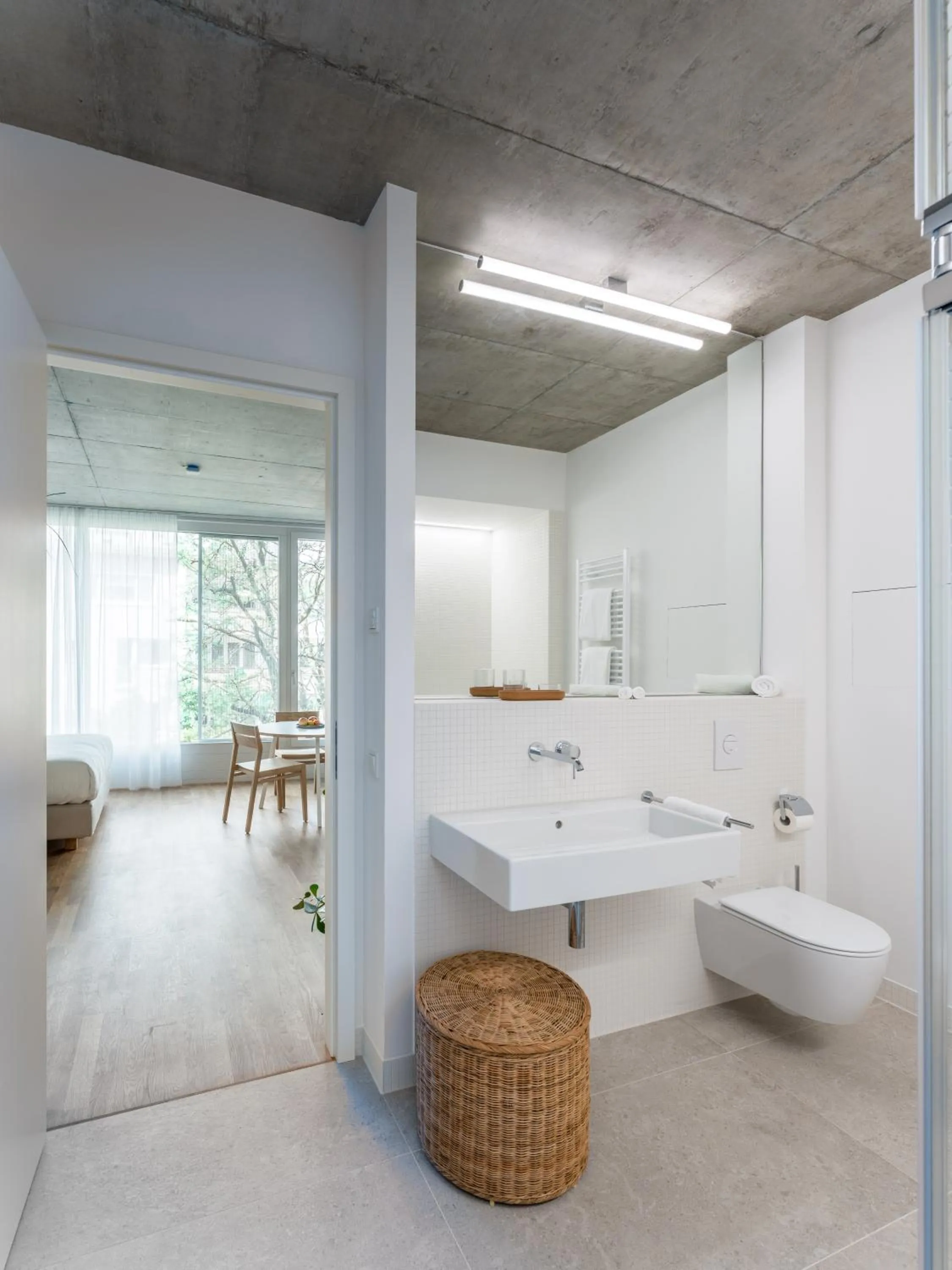 Shower in Carlotta Apartments