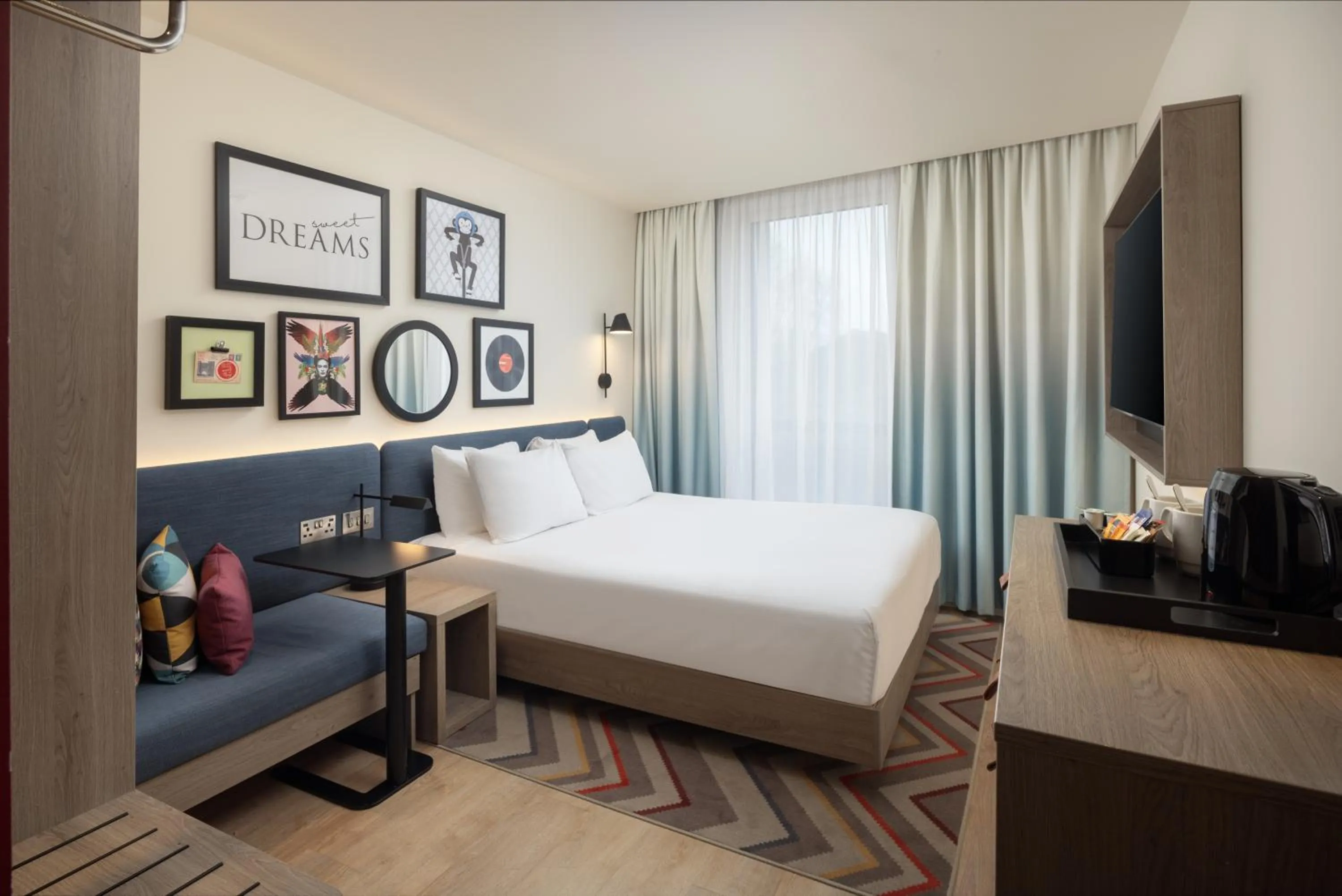 Bedroom, Bed in Hampton By Hilton London City