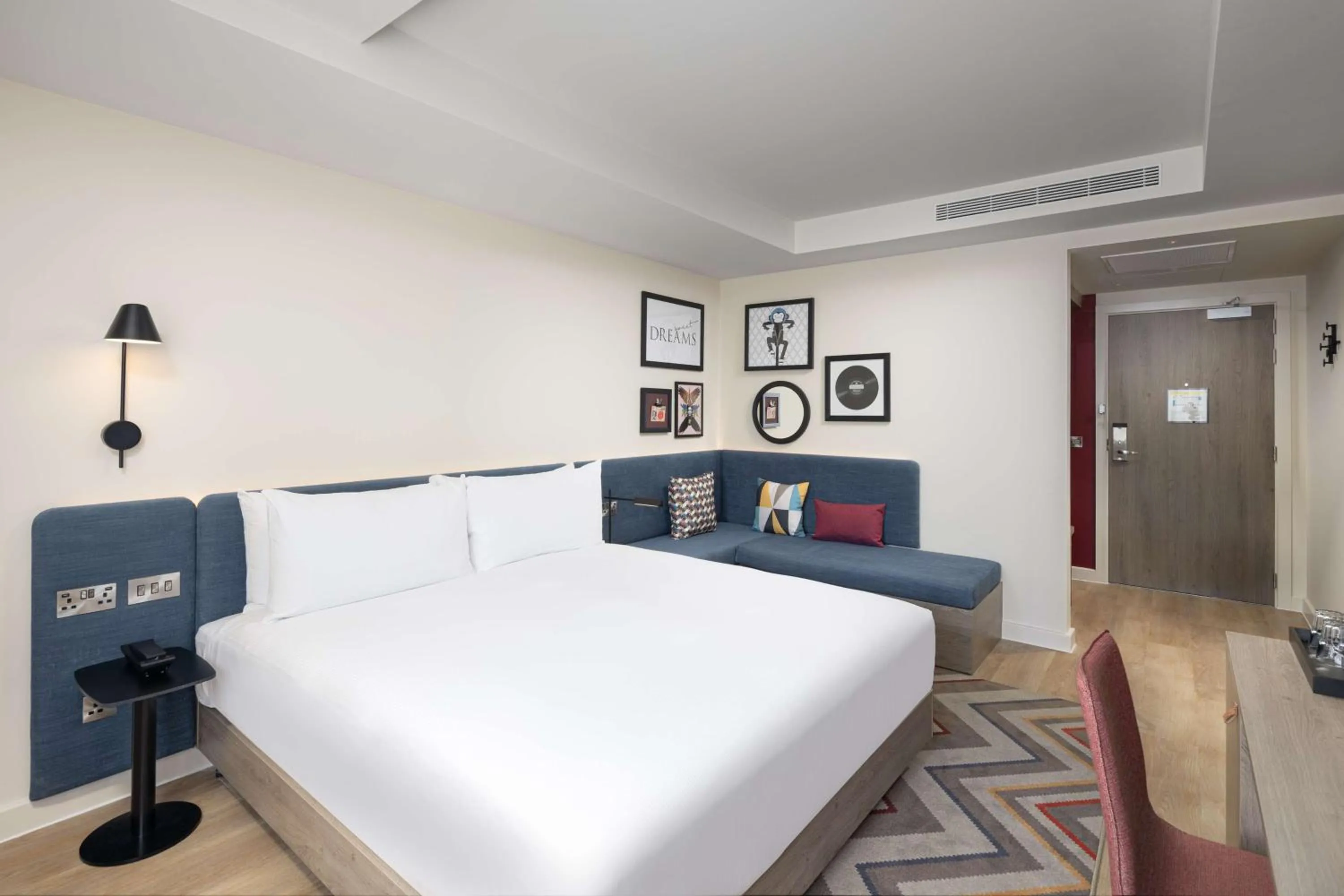 Living room, Bed in Hampton By Hilton London City