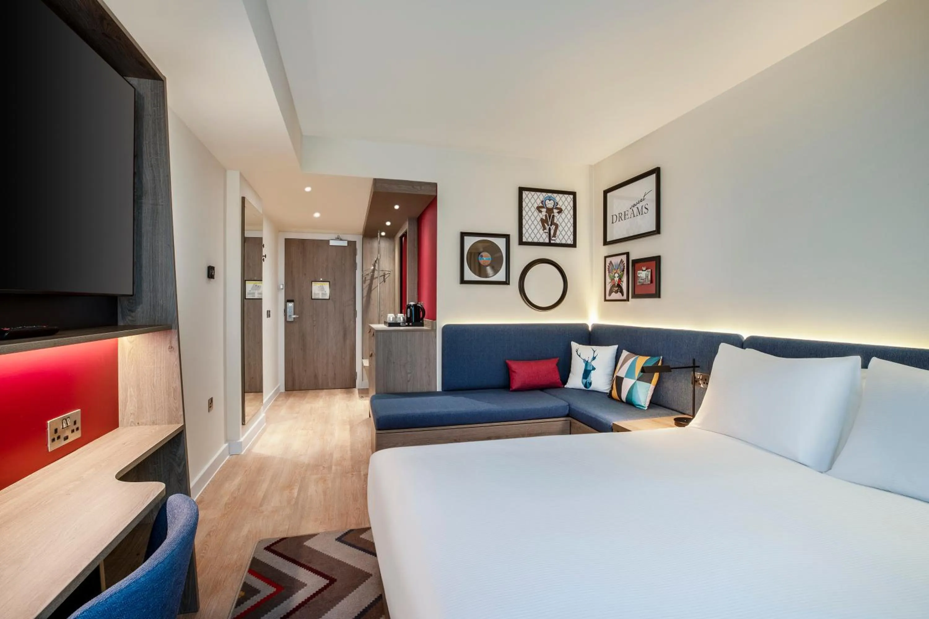 Bedroom, Bed in Hampton By Hilton London City