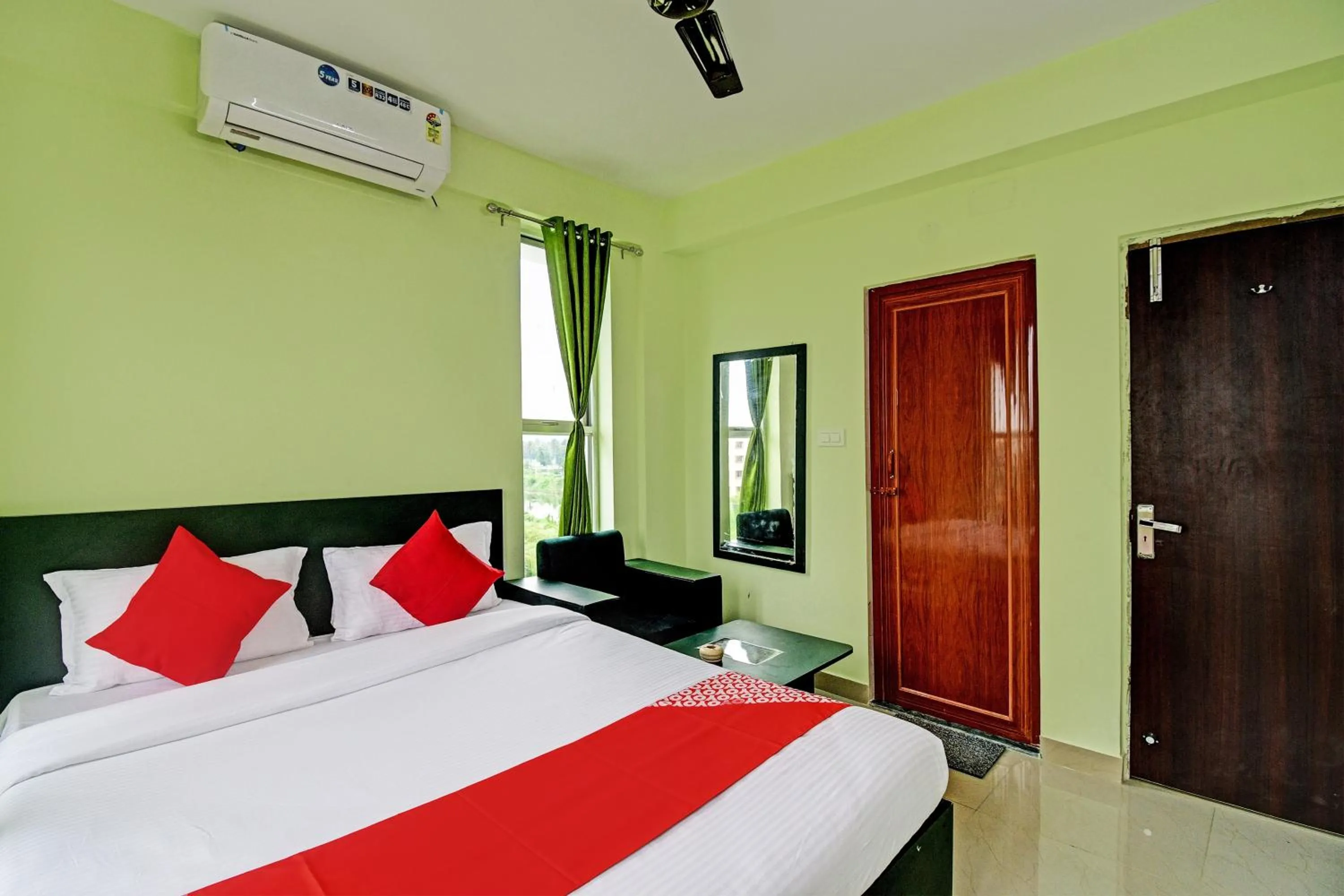 Bedroom, Bed in Hotel O Night Quine Guest House