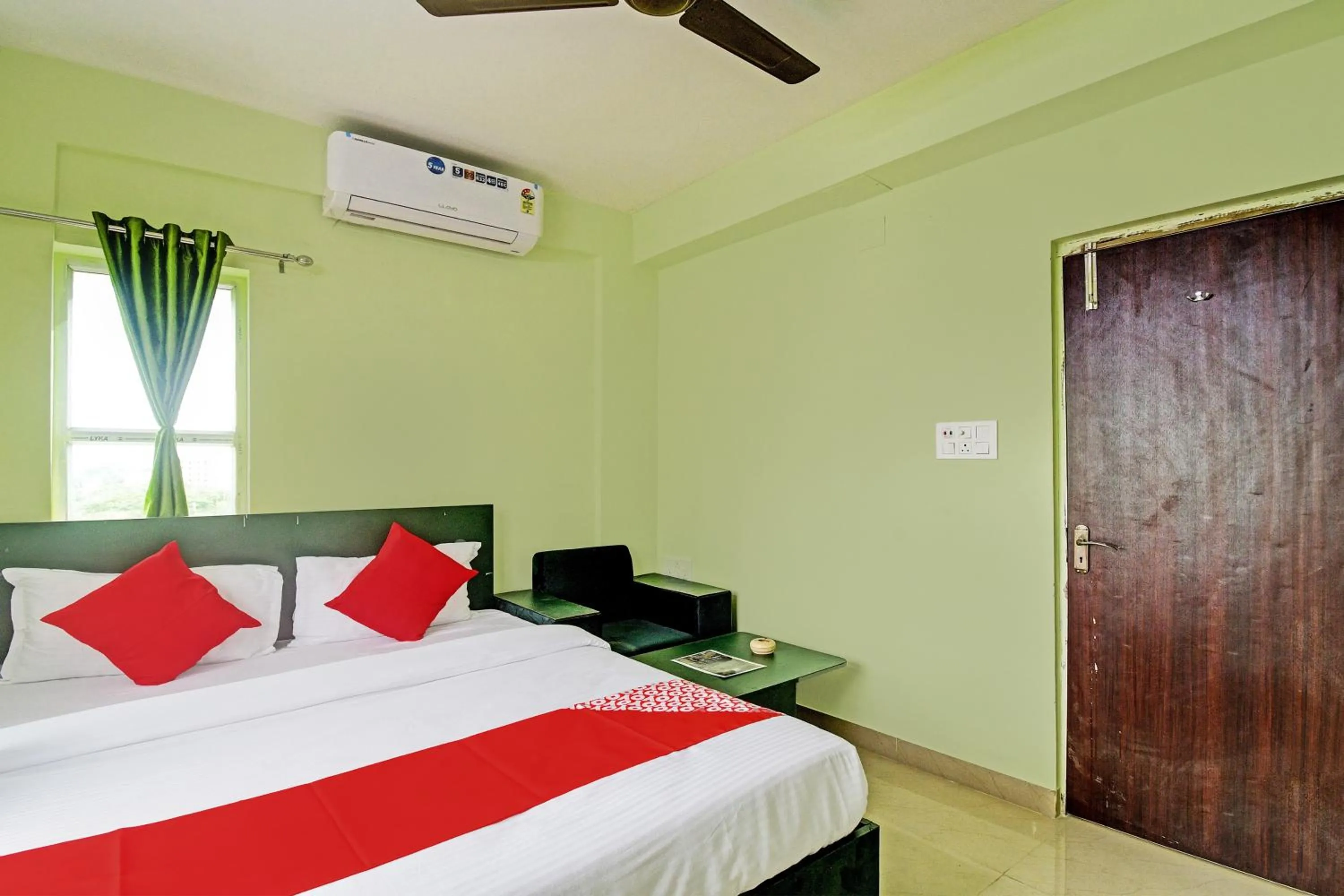 Bedroom, Bed in Hotel O Night Quine Guest House