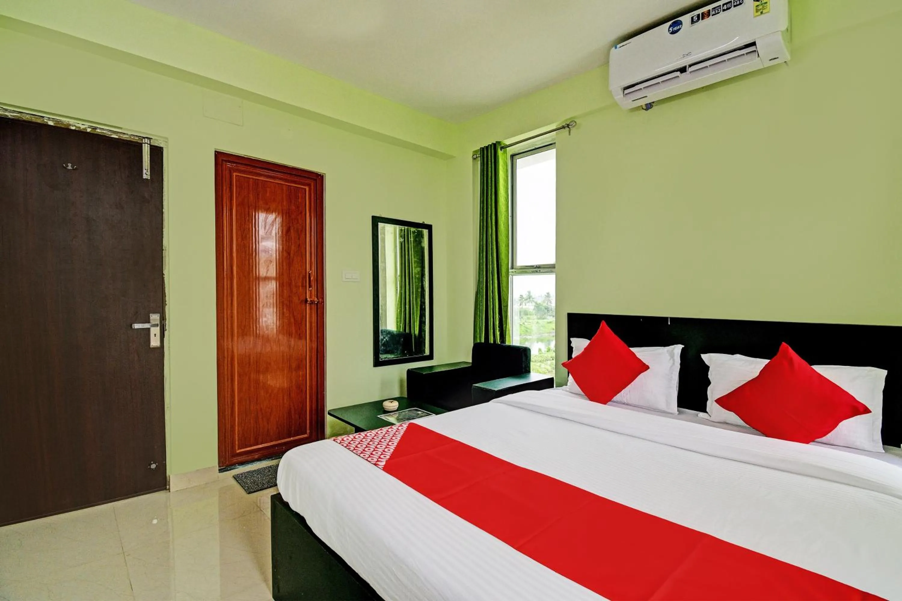 Bedroom, Bed in Hotel O Night Quine Guest House