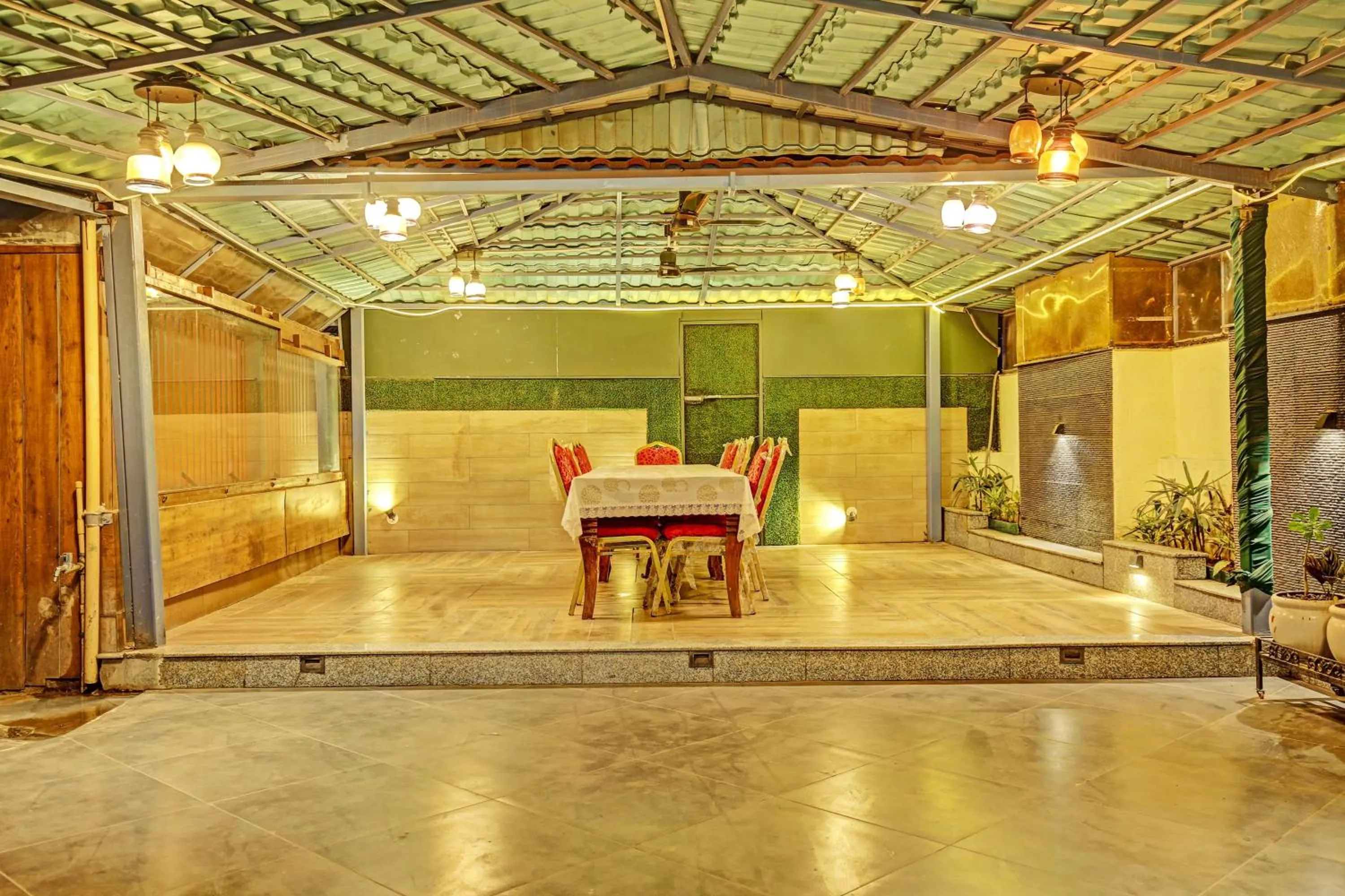 Restaurant/places to eat in Super Townhouse Eastern View Formerly Vihaan Residency